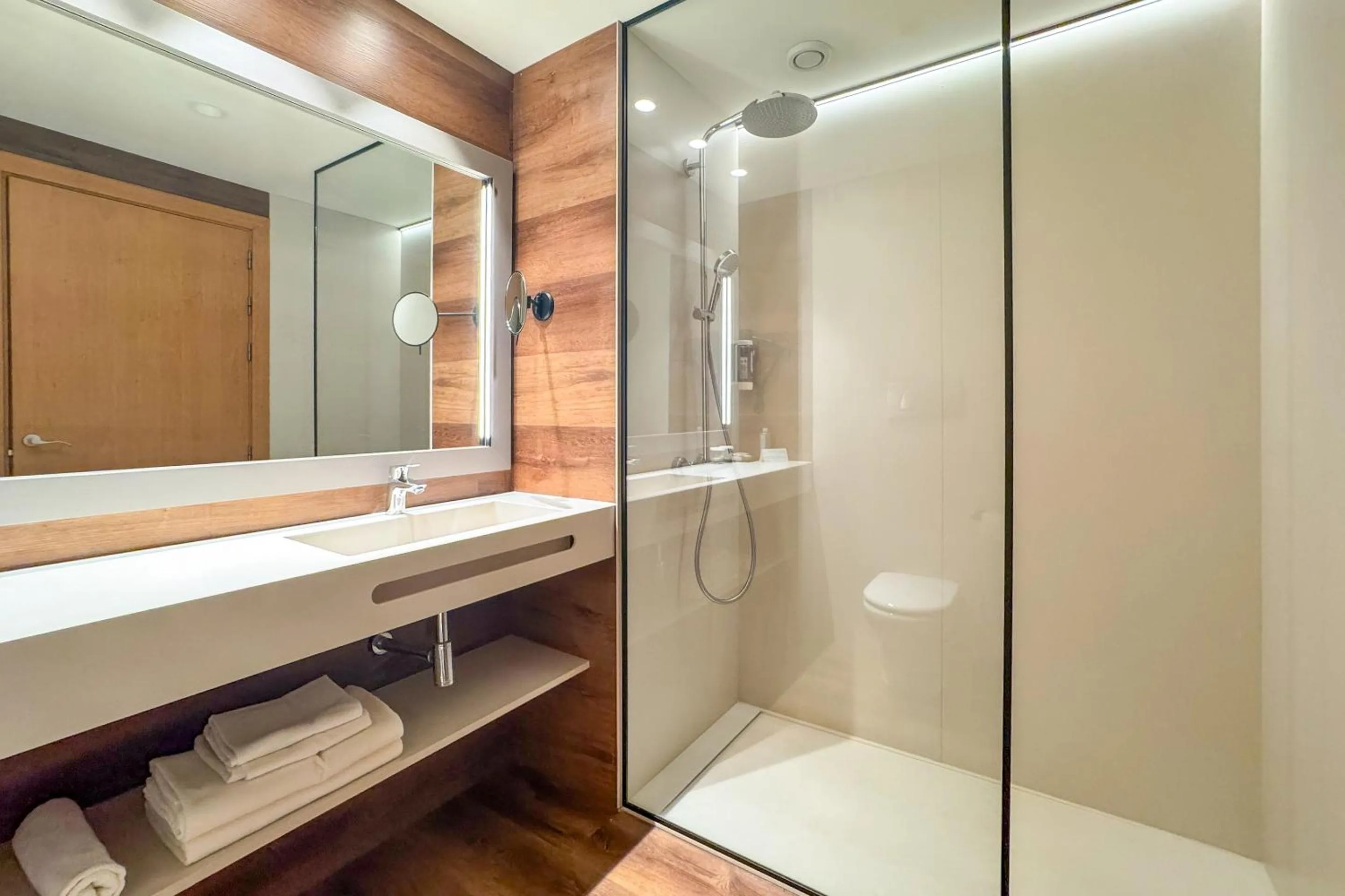 Shower in Golden Bahía de Tossa & Spa 4* Sup.