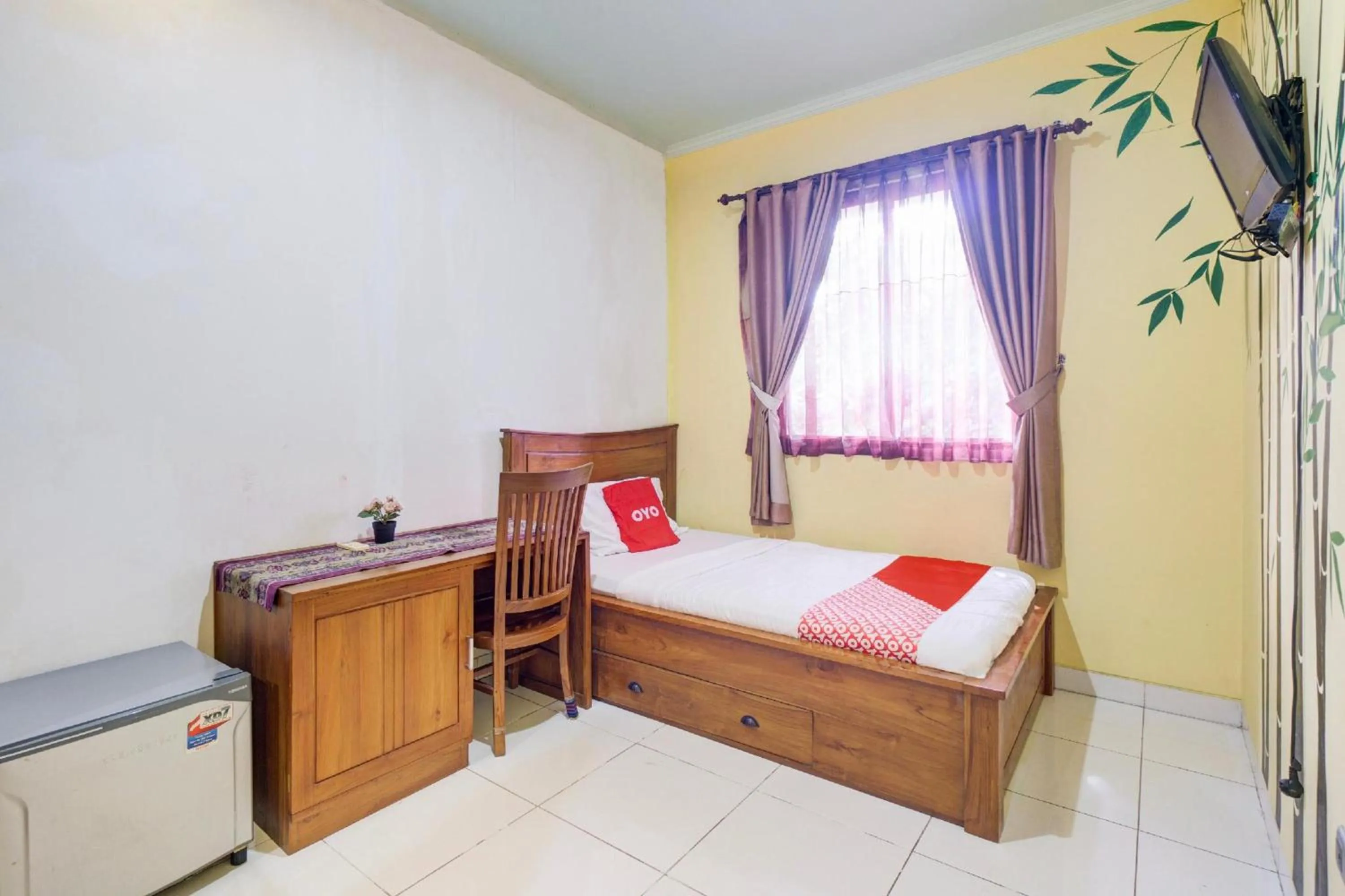 TV and multimedia, Bed in Hotel O Tebet Near Tebet Station Formerly Sabda Guest House