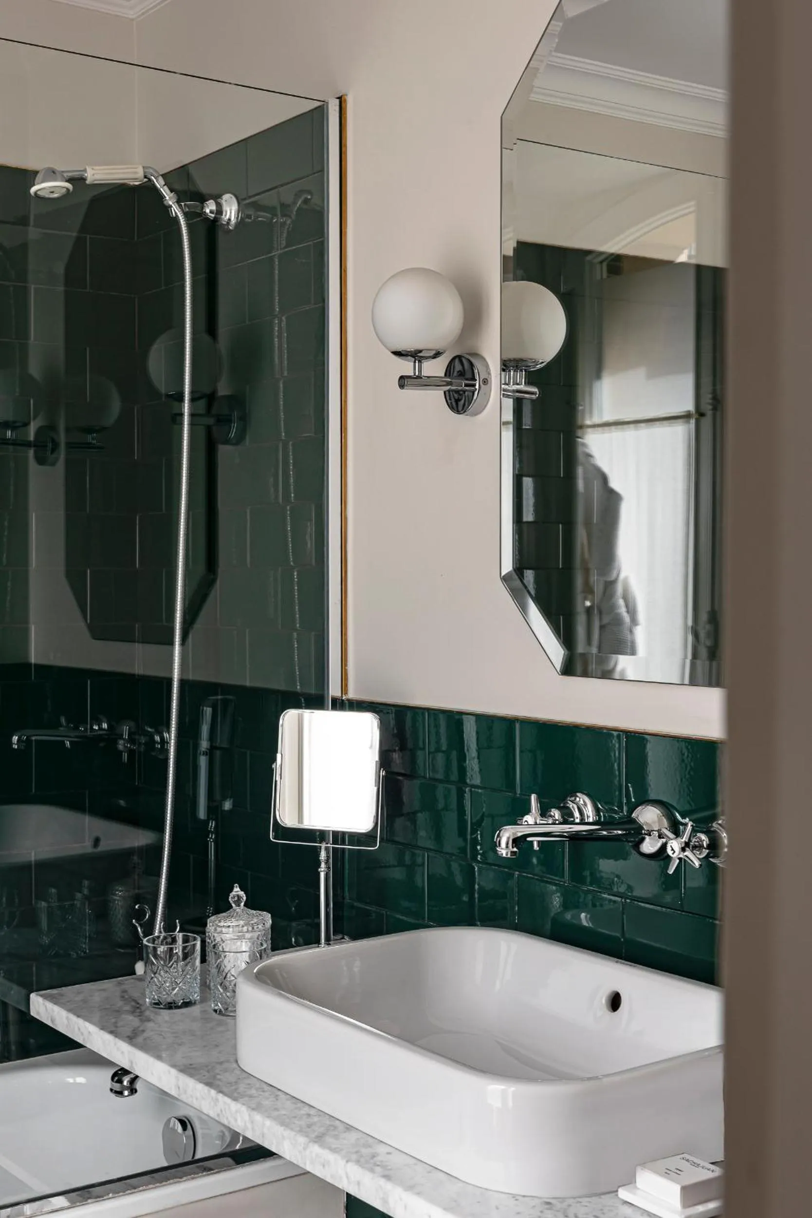 Shower in Grand Pigalle Experimental