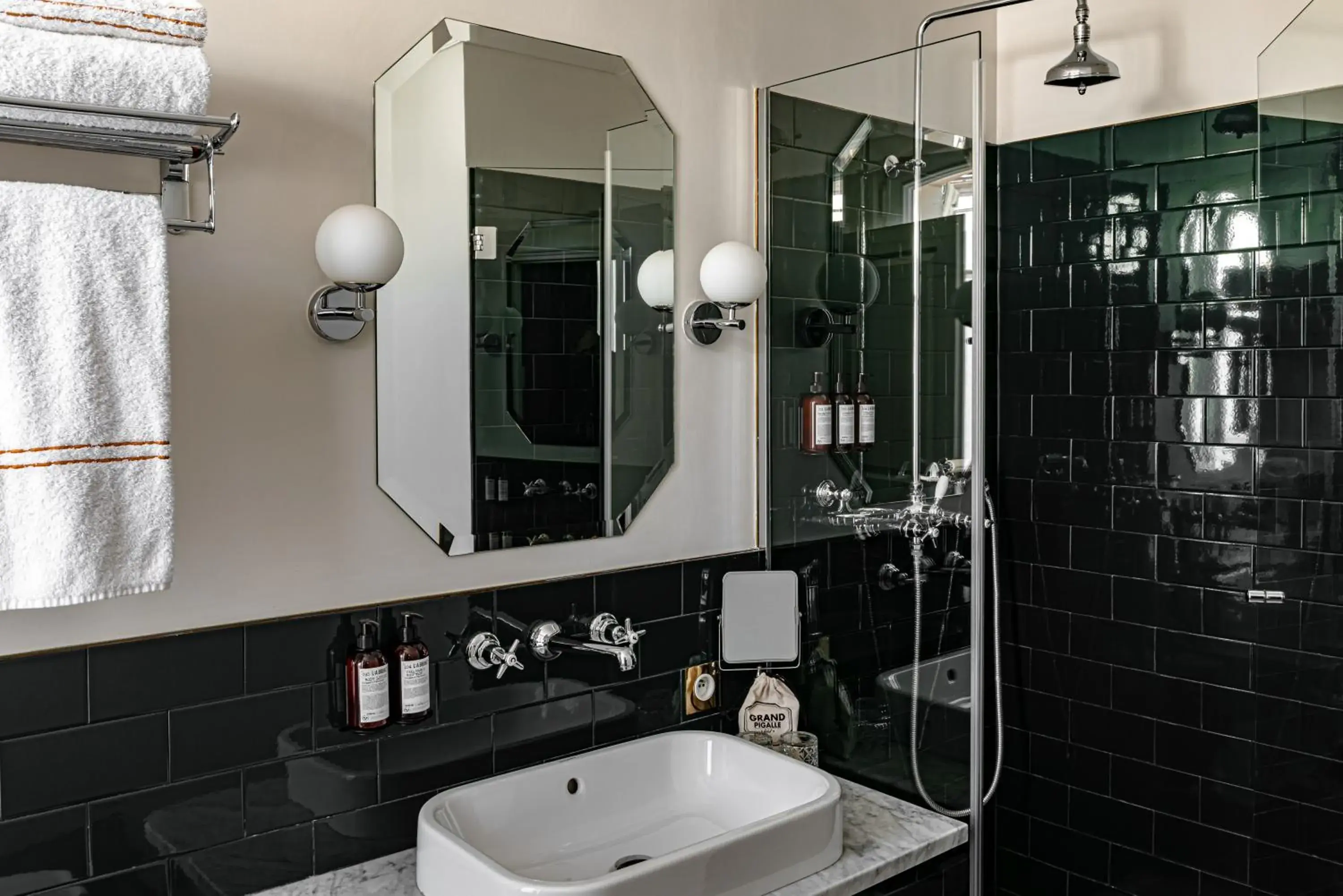 2 Adjacent Rooms in Grand Pigalle Experimental 2 Adjacent Rooms in Grand Pigalle Experimental