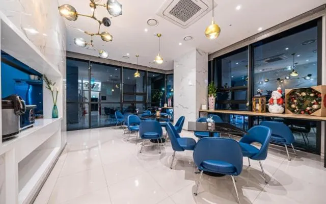 Restaurant/places to eat in Forestar Hotel