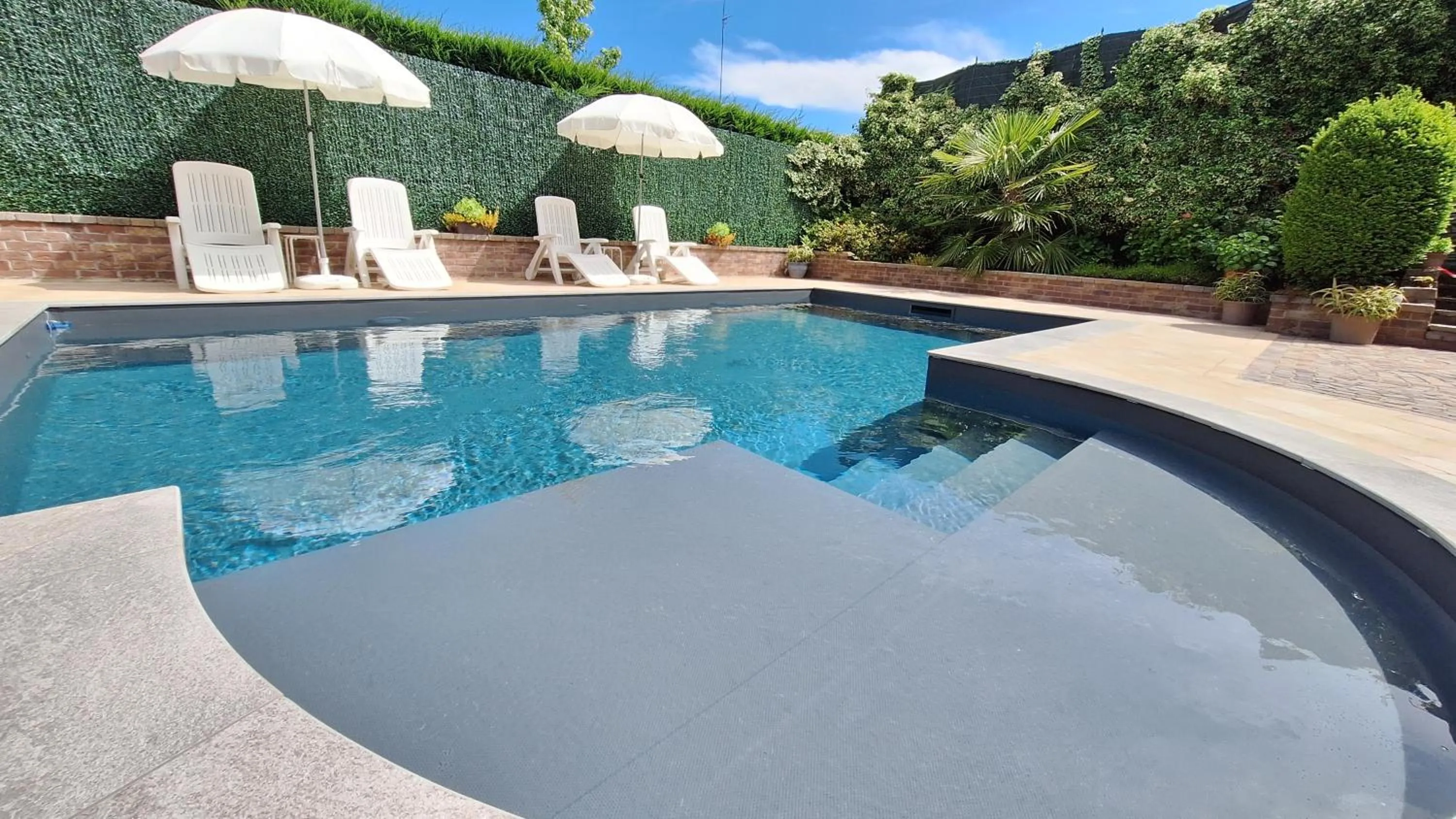 Swimming pool in Villa Laura B&B