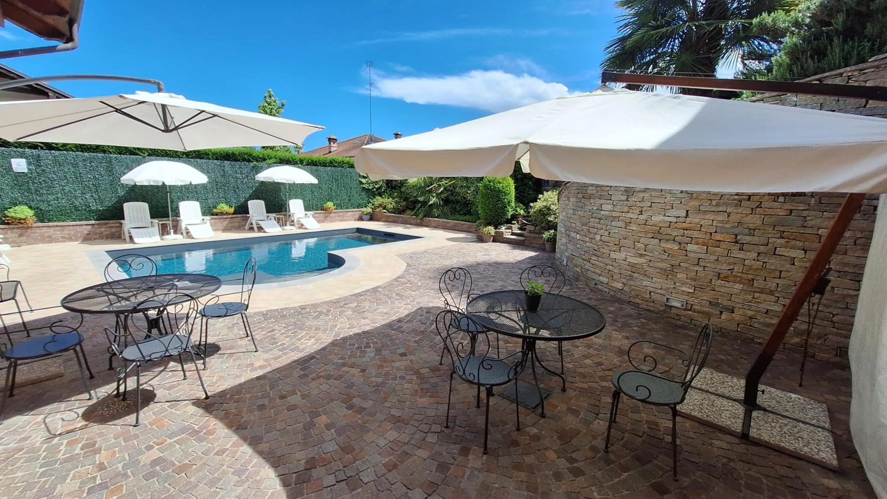 Swimming pool in Villa Laura B&B