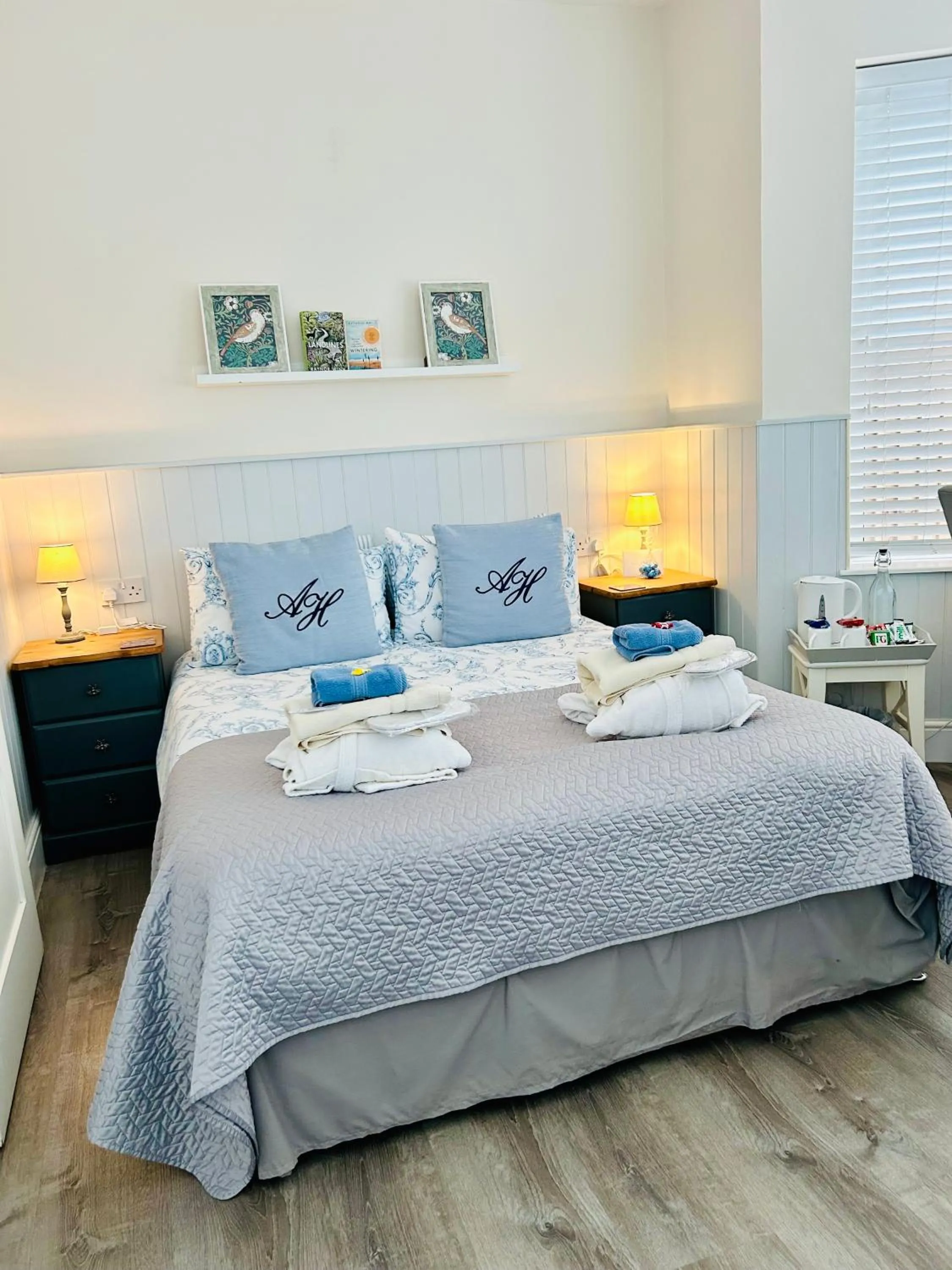 Photo of the whole room, Bed in Arden House