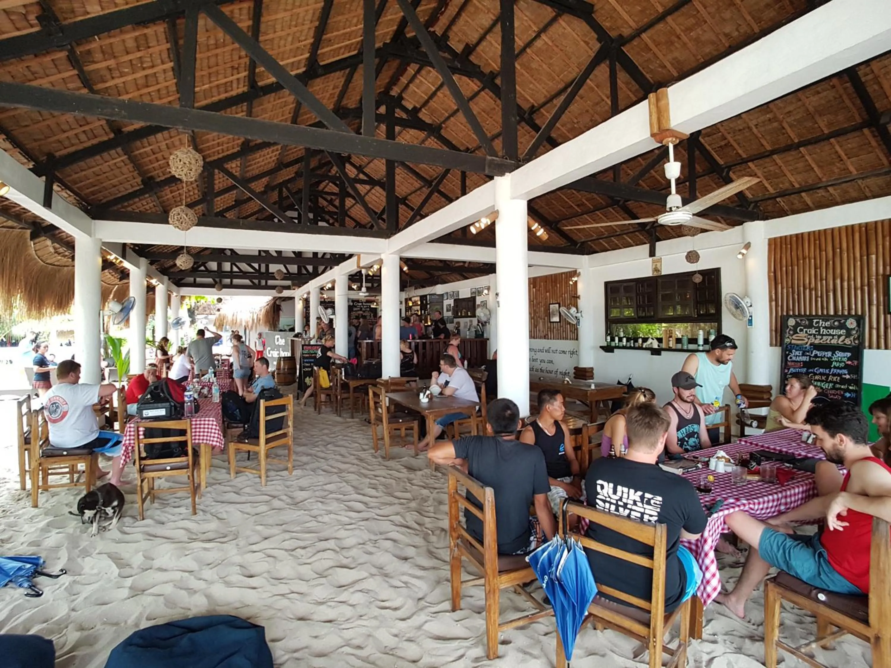 Restaurant/places to eat in Evolution Dive and Beach Resort