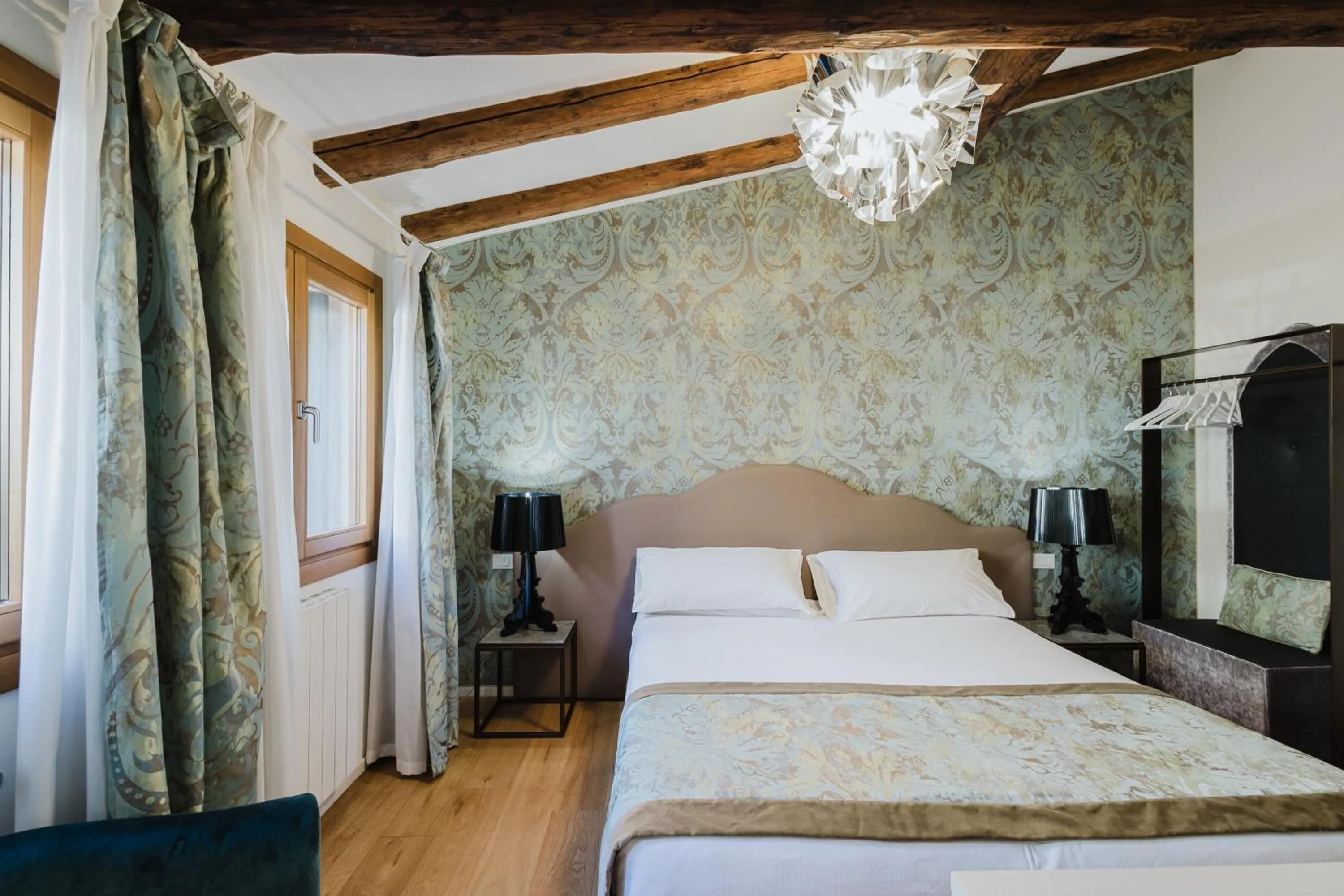 Photo of the whole room, Bed in Dimora Capuleti