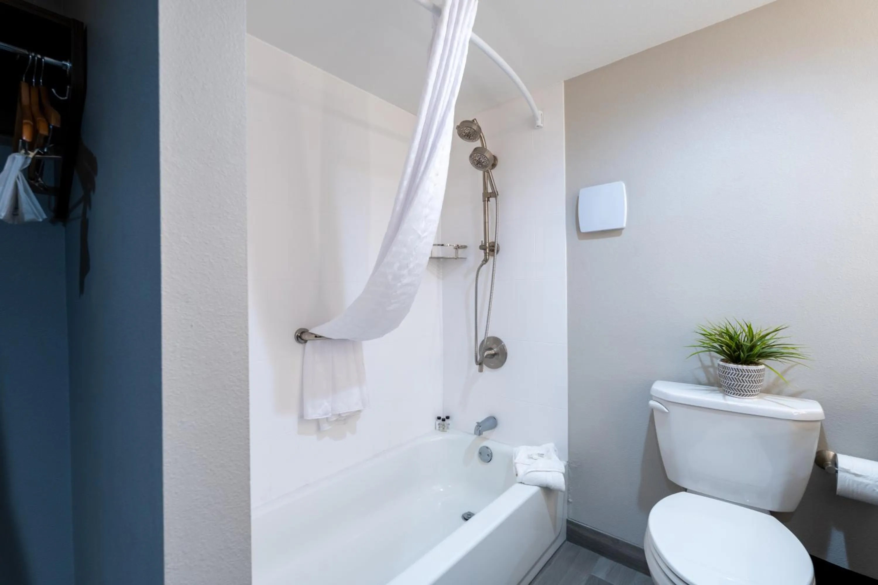 Bathroom in MCM Elegante Hotel