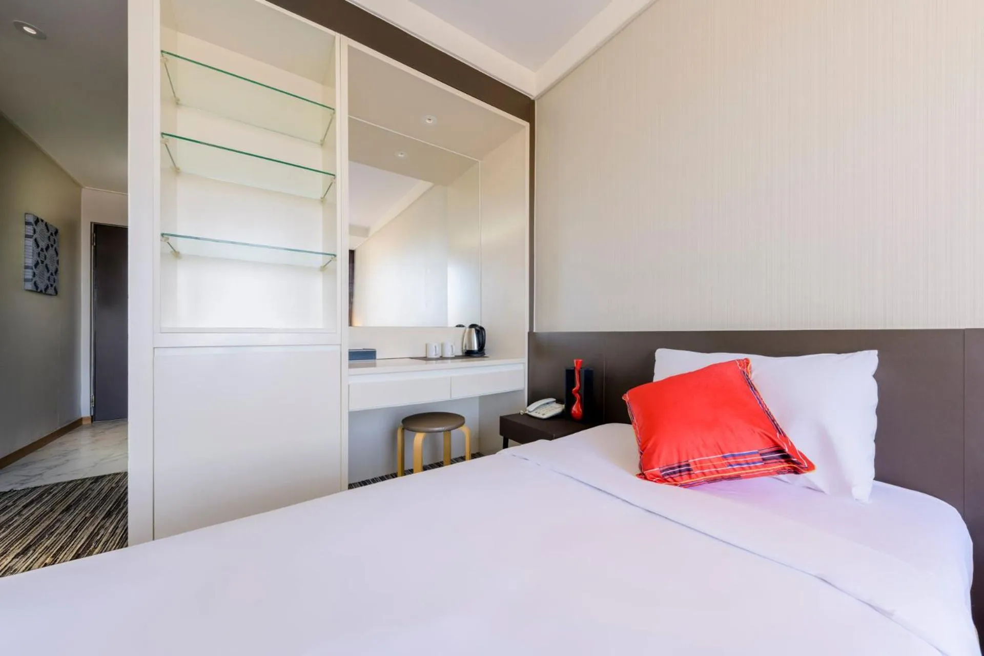 People, Bed in Shin Shin Hotel Jeju Worldcup