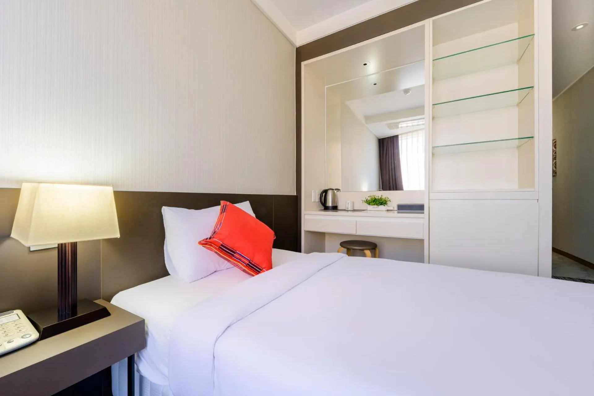 Decorative detail, Bed in Shin Shin Hotel Jeju Worldcup