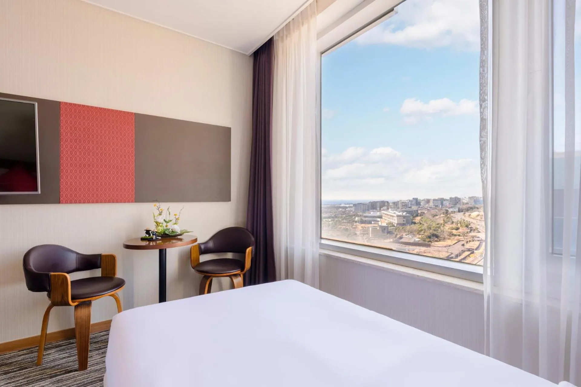 People, Bed in Shin Shin Hotel Jeju Worldcup