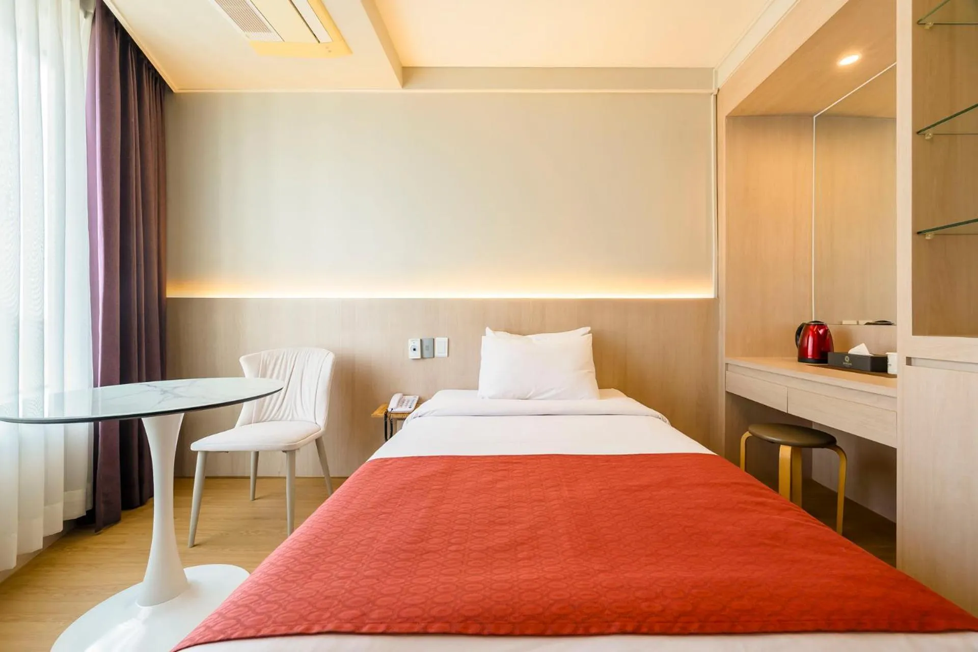 Bed in Shin Shin Hotel Jeju Worldcup