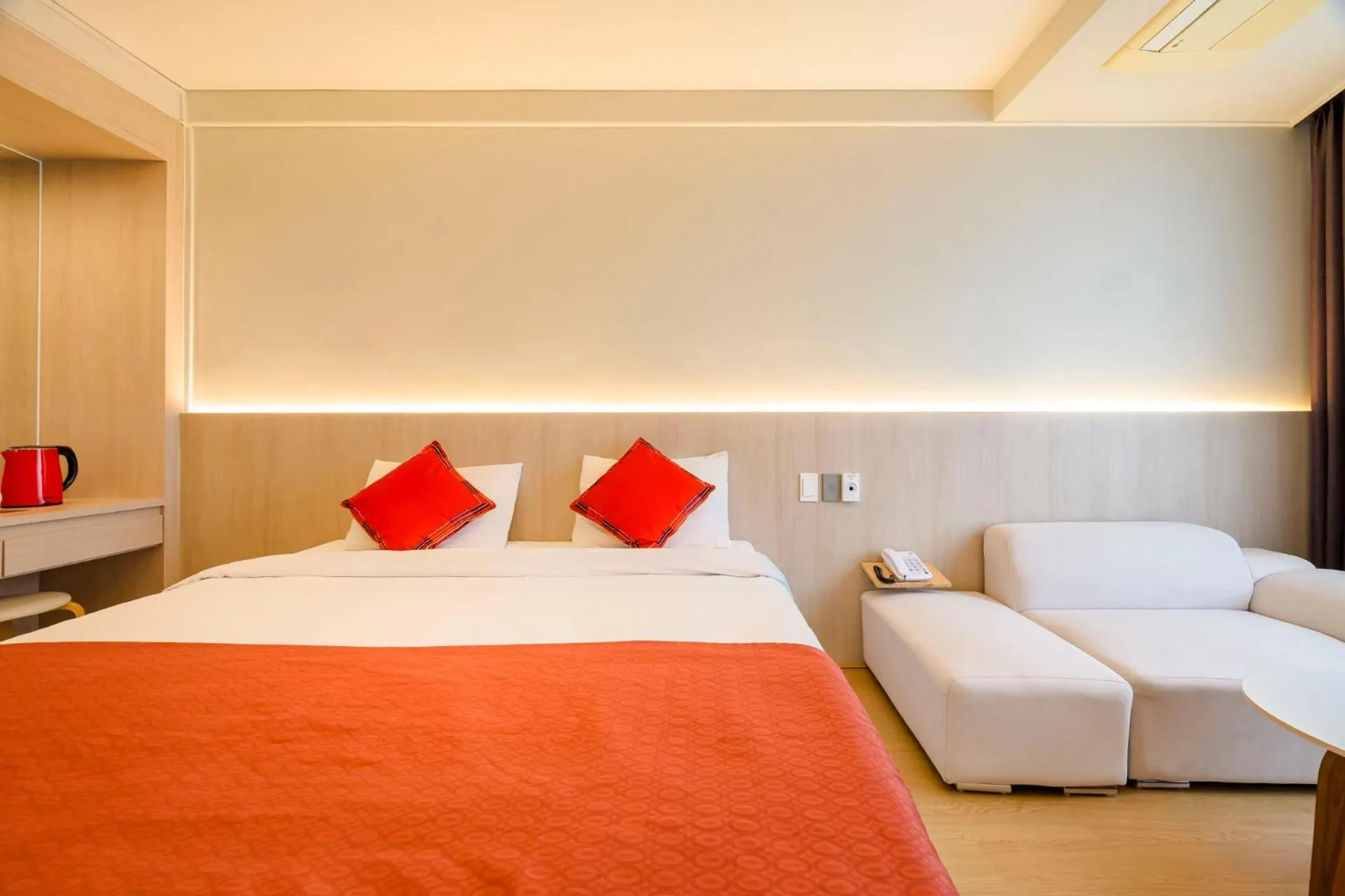 Bed in Shin Shin Hotel Jeju Worldcup