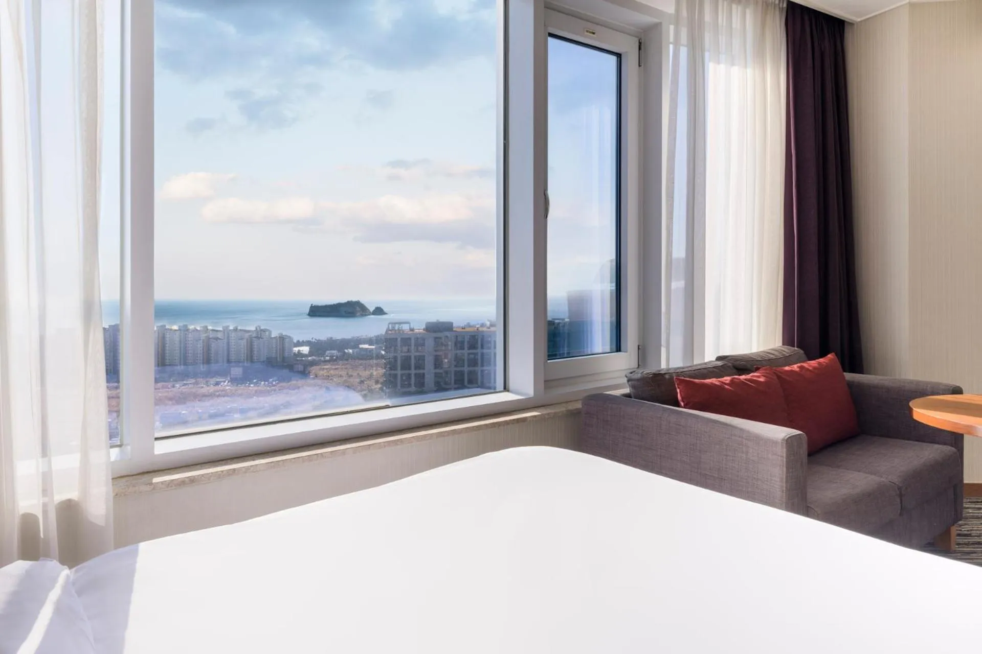 View (from property/room), Bed in Shin Shin Hotel Jeju Worldcup