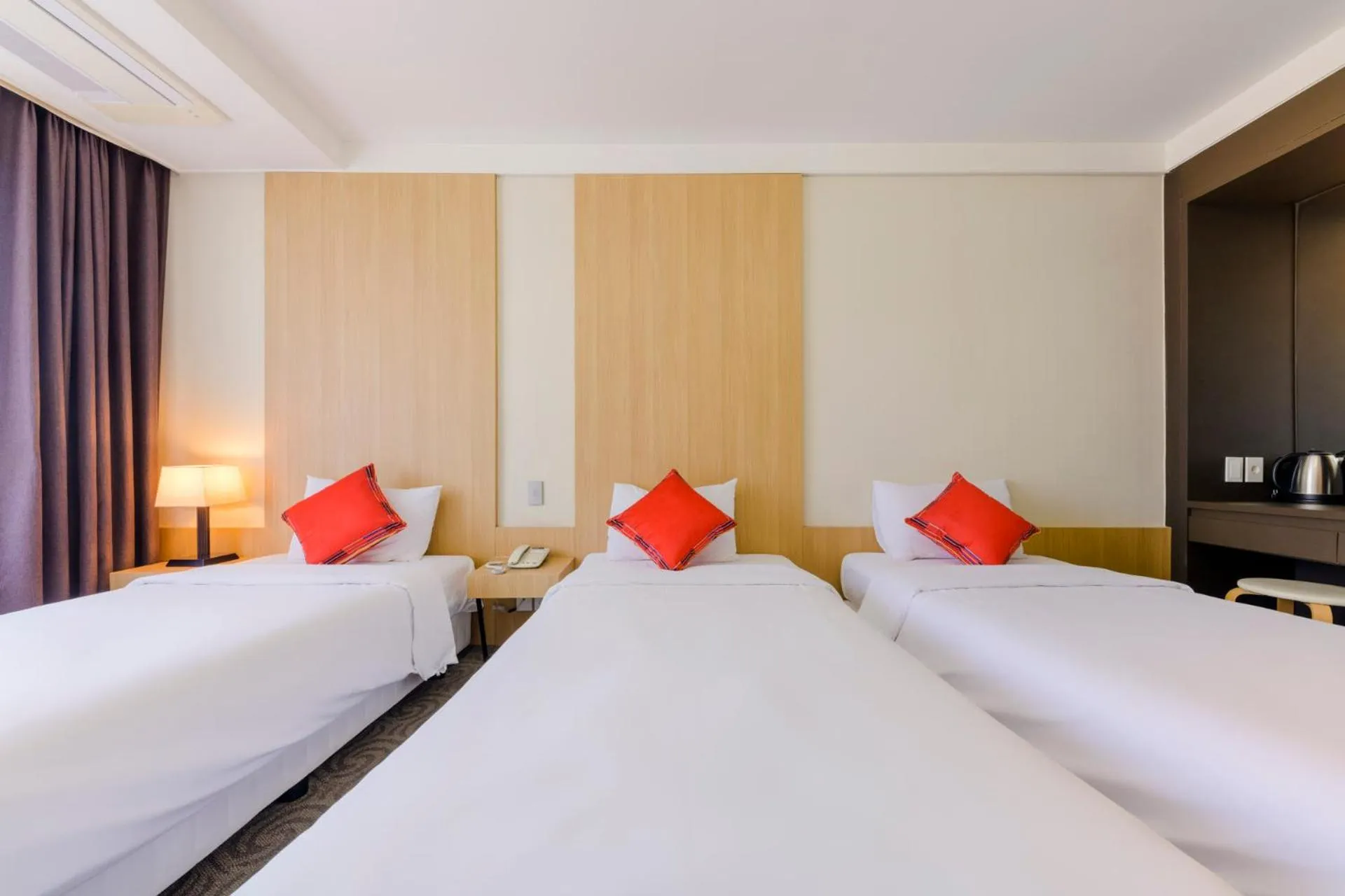 Bed in Shin Shin Hotel Jeju Worldcup