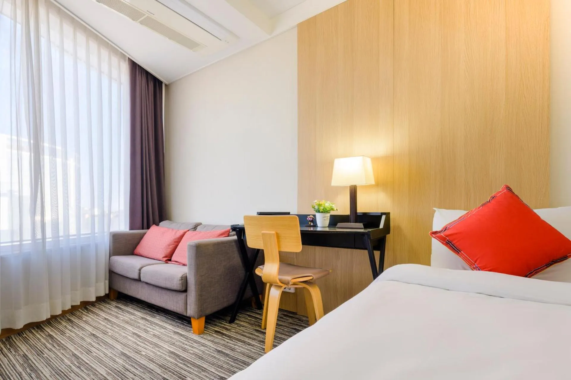 People, Bed in Shin Shin Hotel Jeju Worldcup