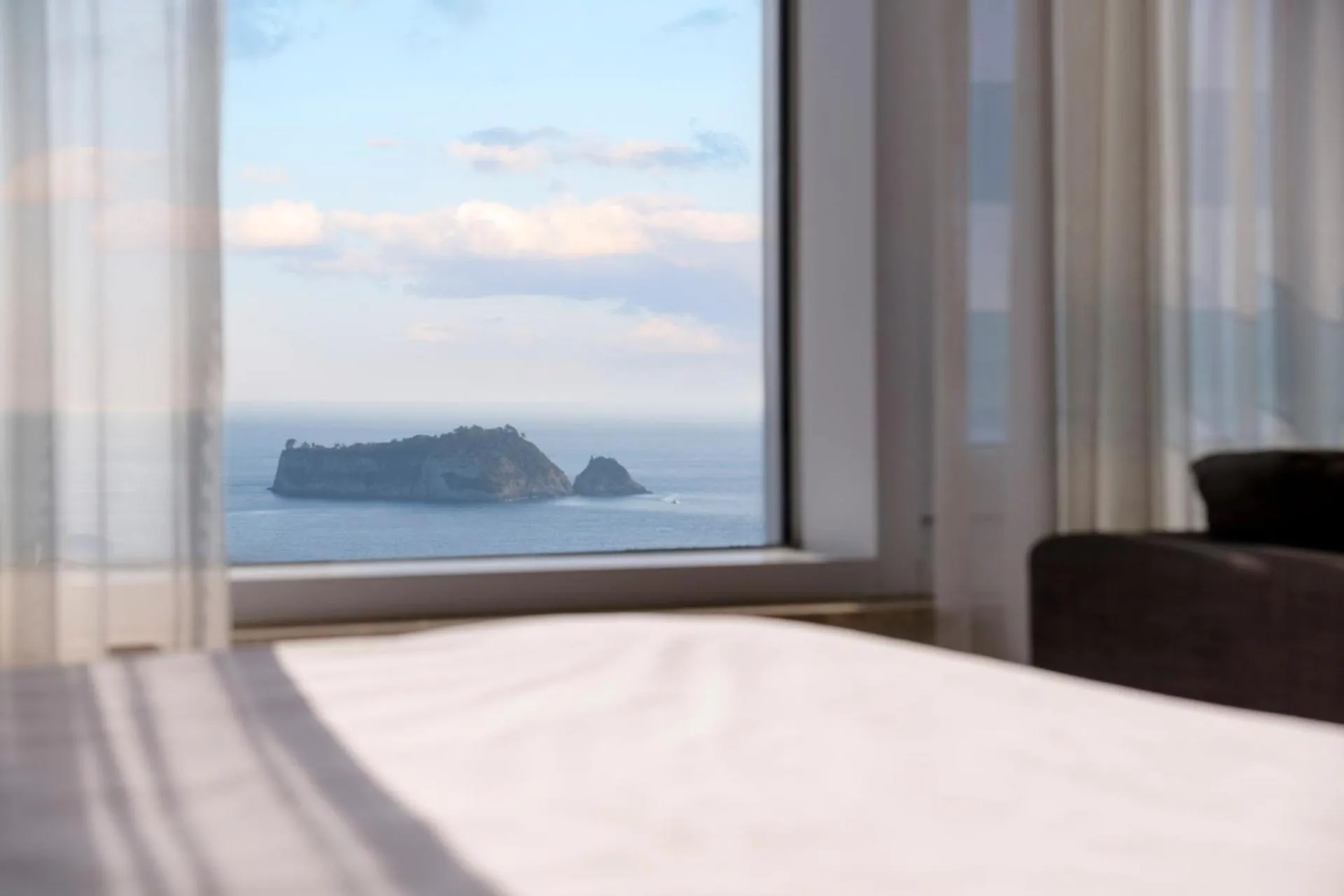 View (from property/room), Bed in Shin Shin Hotel Jeju Worldcup