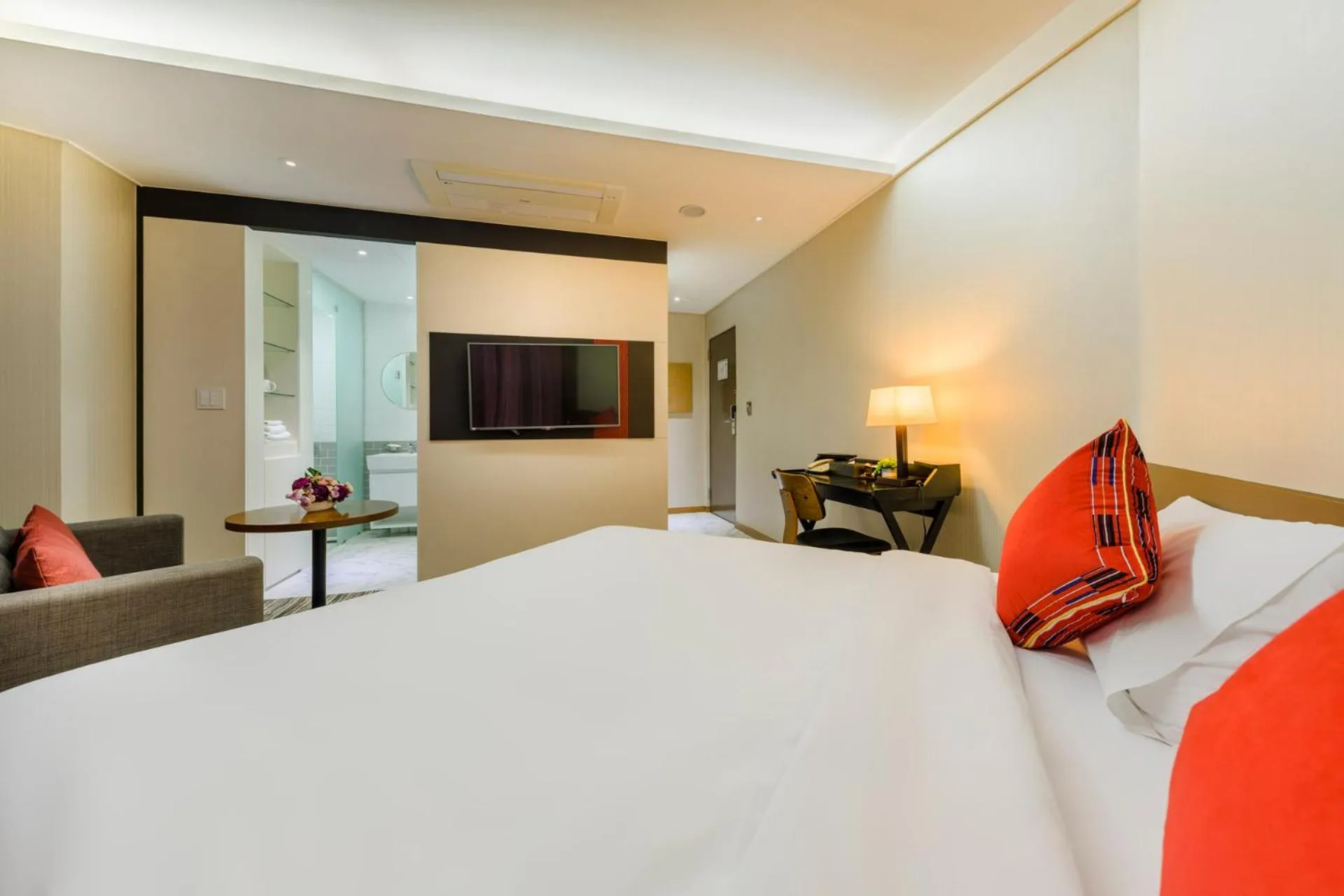 Decorative detail, Bed in Shin Shin Hotel Jeju Worldcup