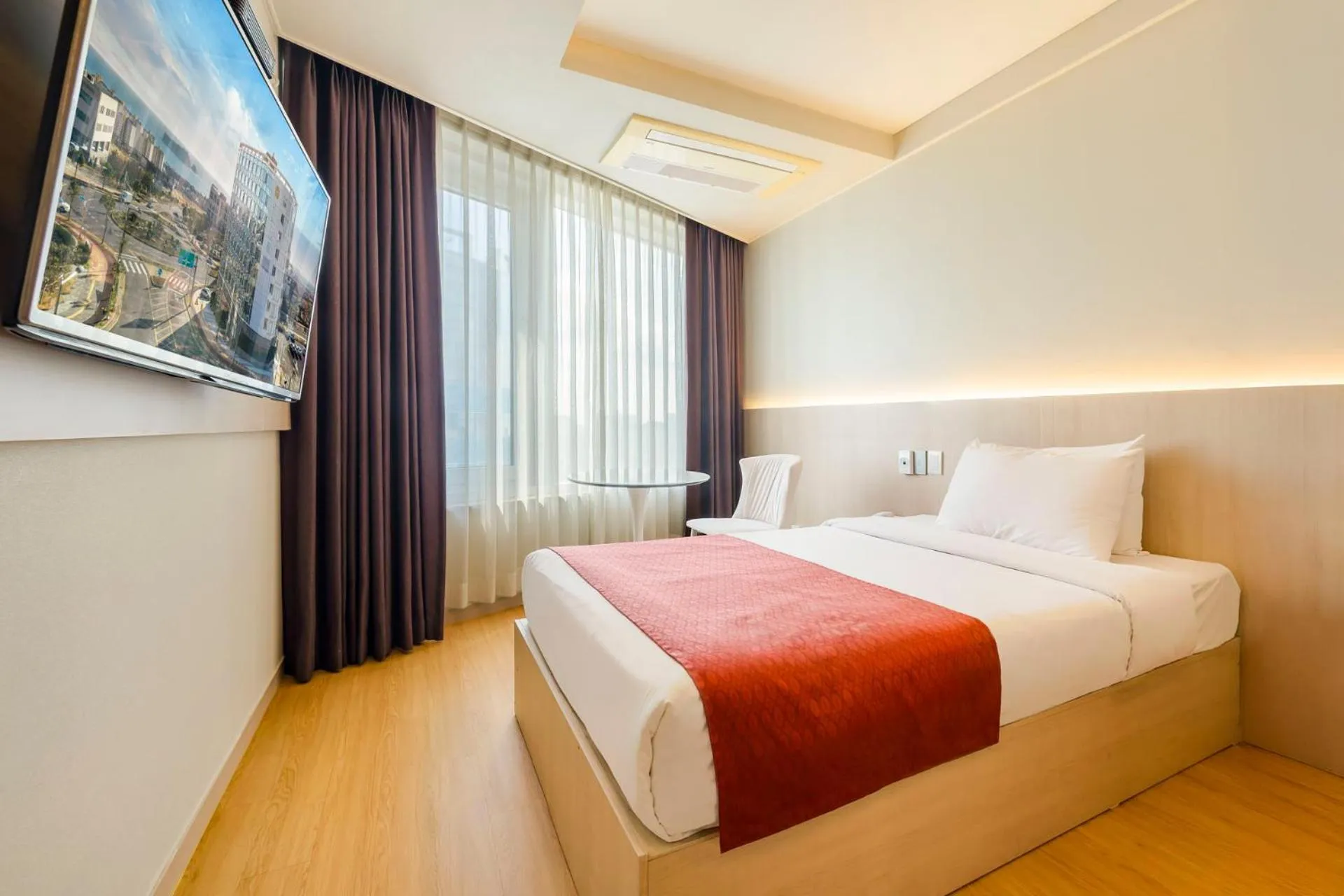 Bed in Shin Shin Hotel Jeju Worldcup