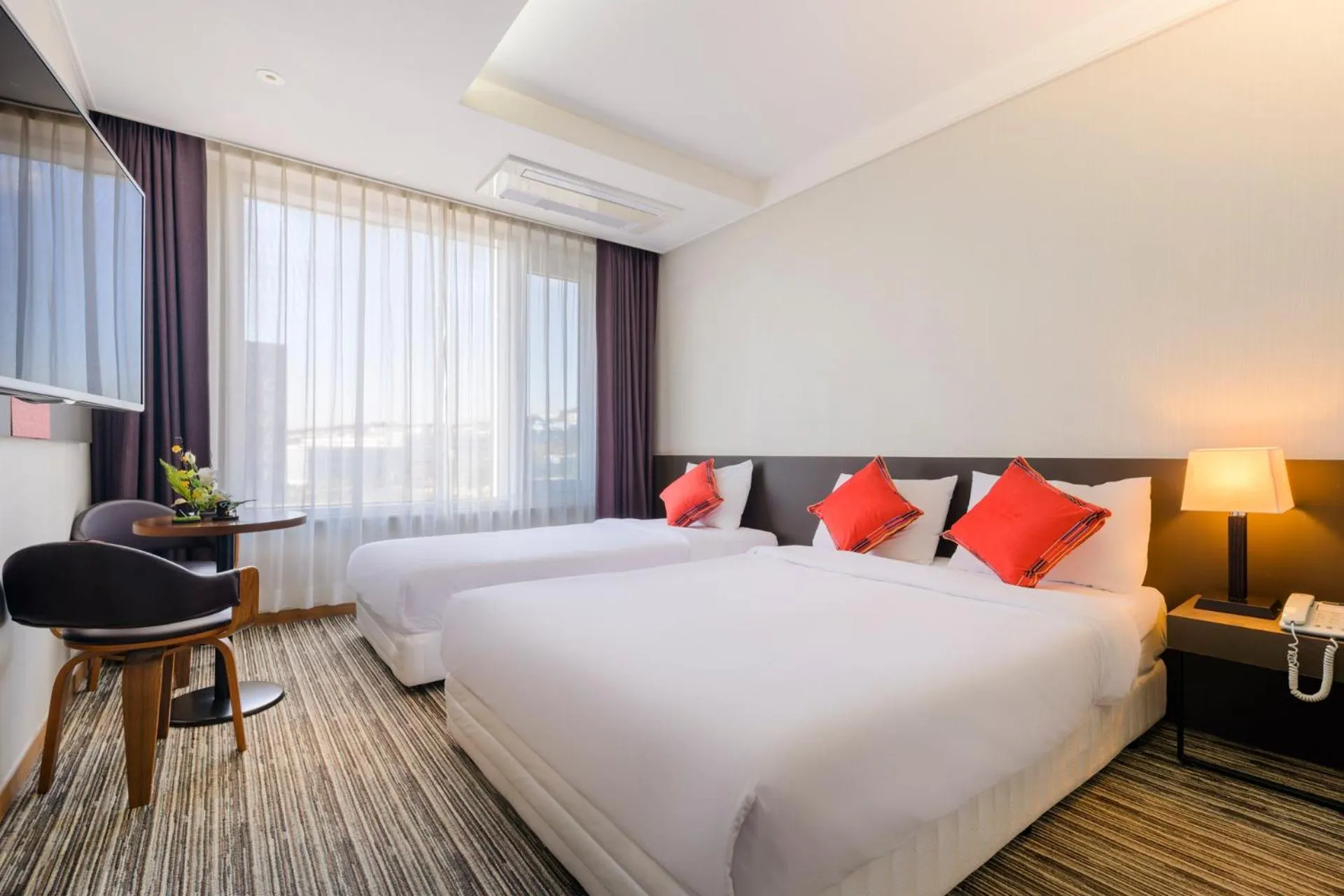 Bed in Shin Shin Hotel Jeju Worldcup