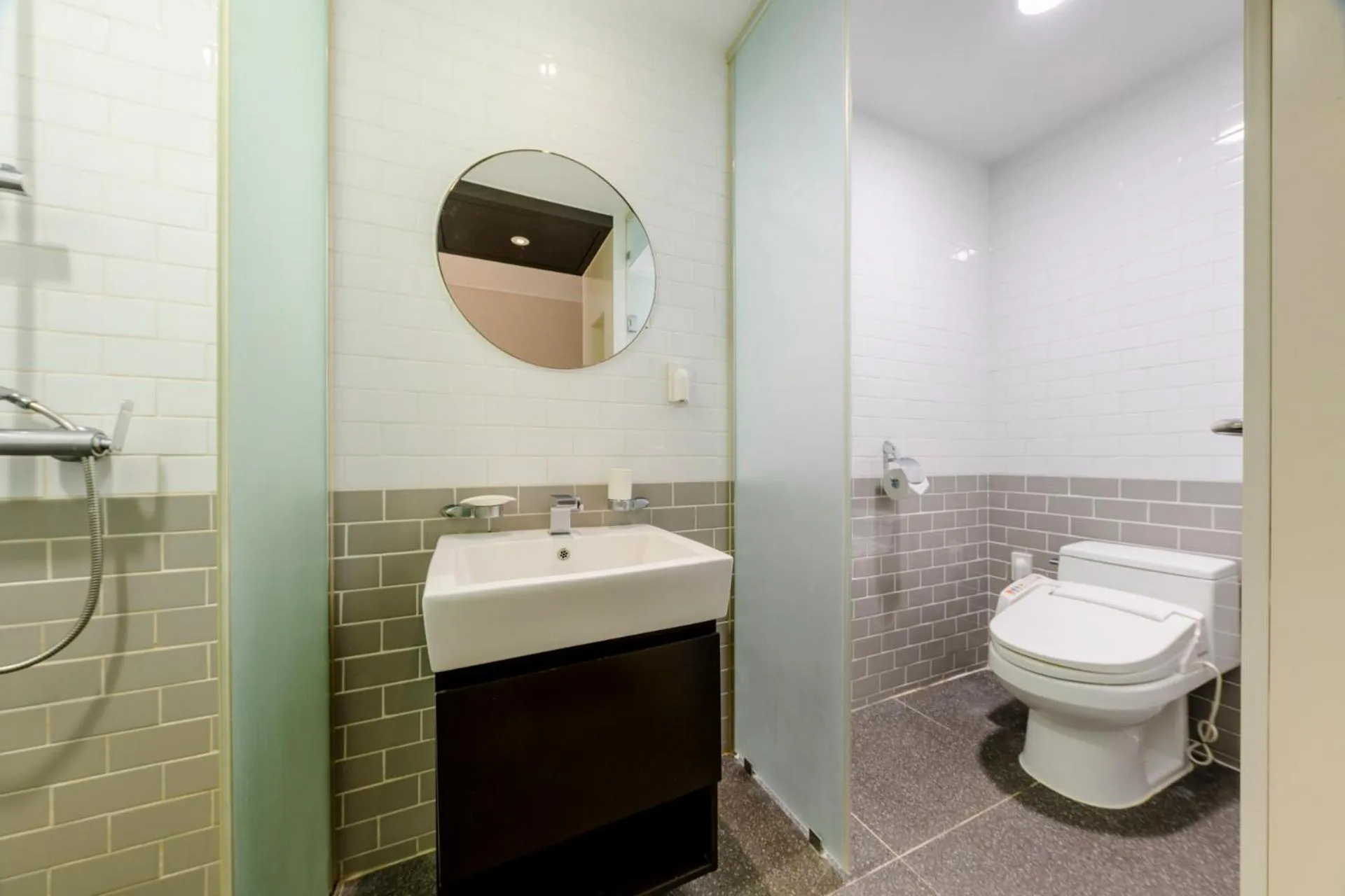 Toilet in Shin Shin Hotel Jeju Worldcup