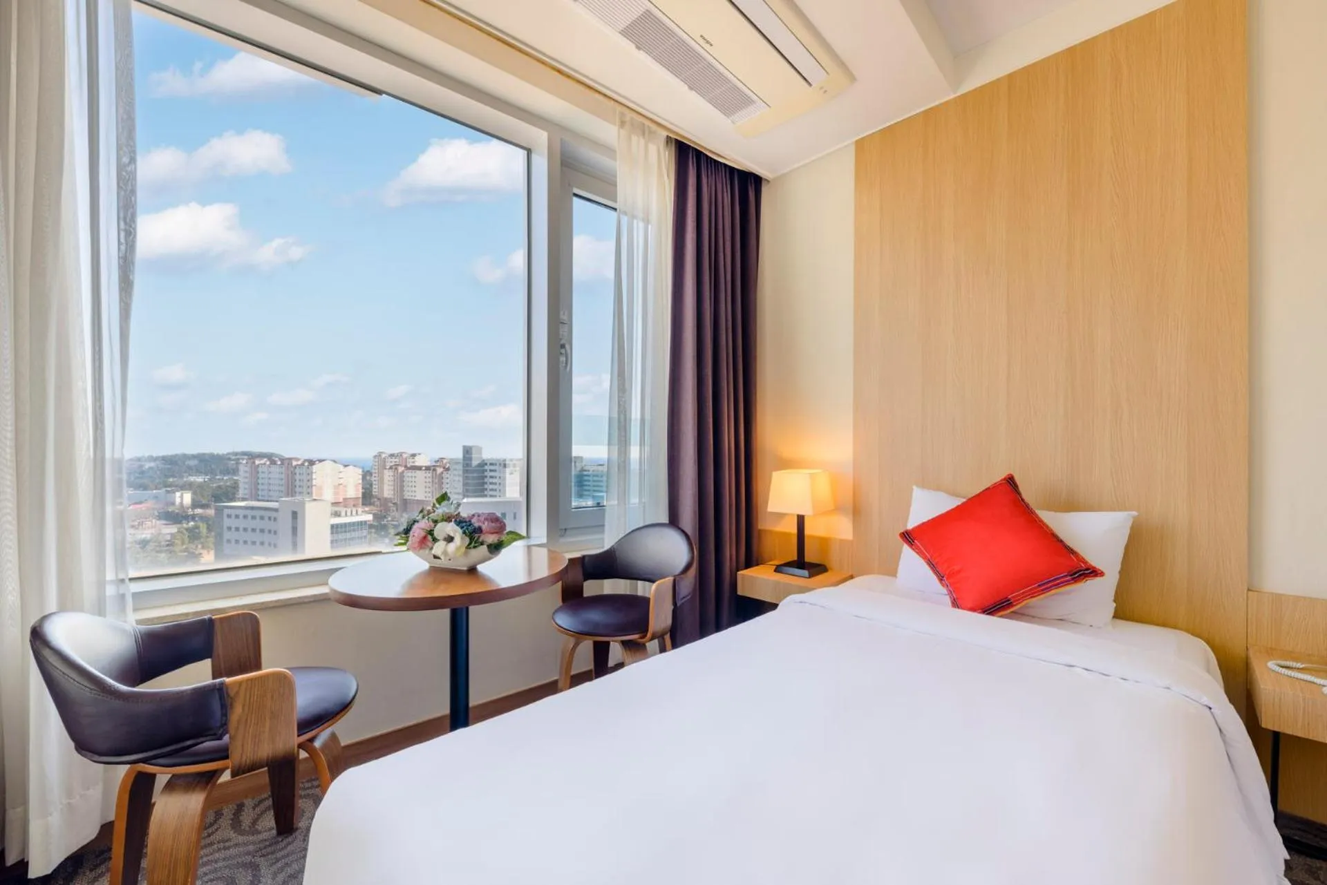 View (from property/room), Bed in Shin Shin Hotel Jeju Worldcup