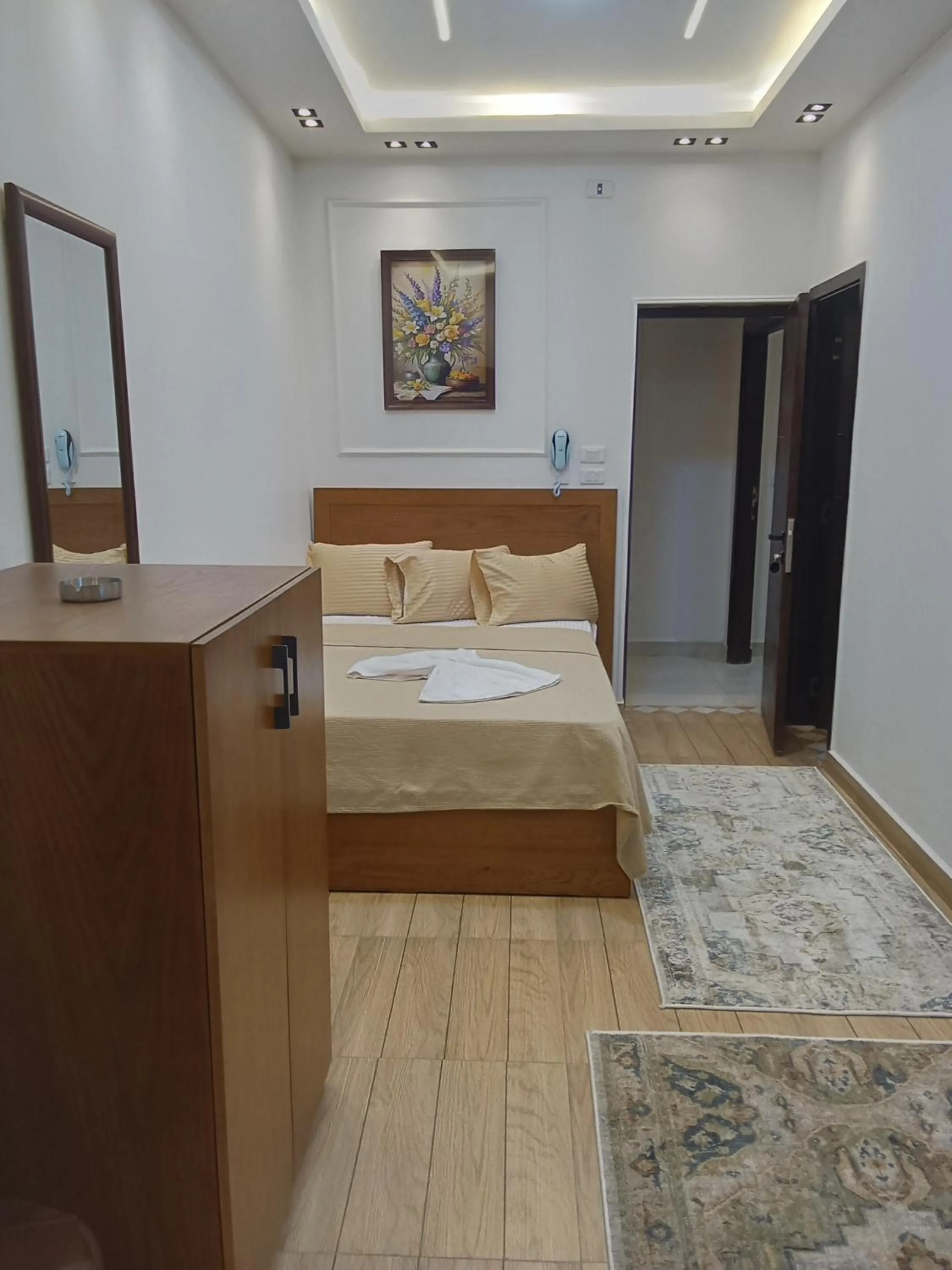 Photo of the whole room, Bed in New Panorama Inn