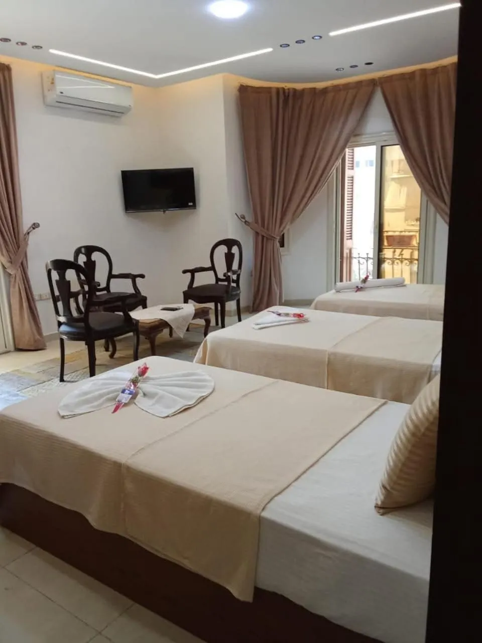 Photo of the whole room, Bed in New Panorama Inn