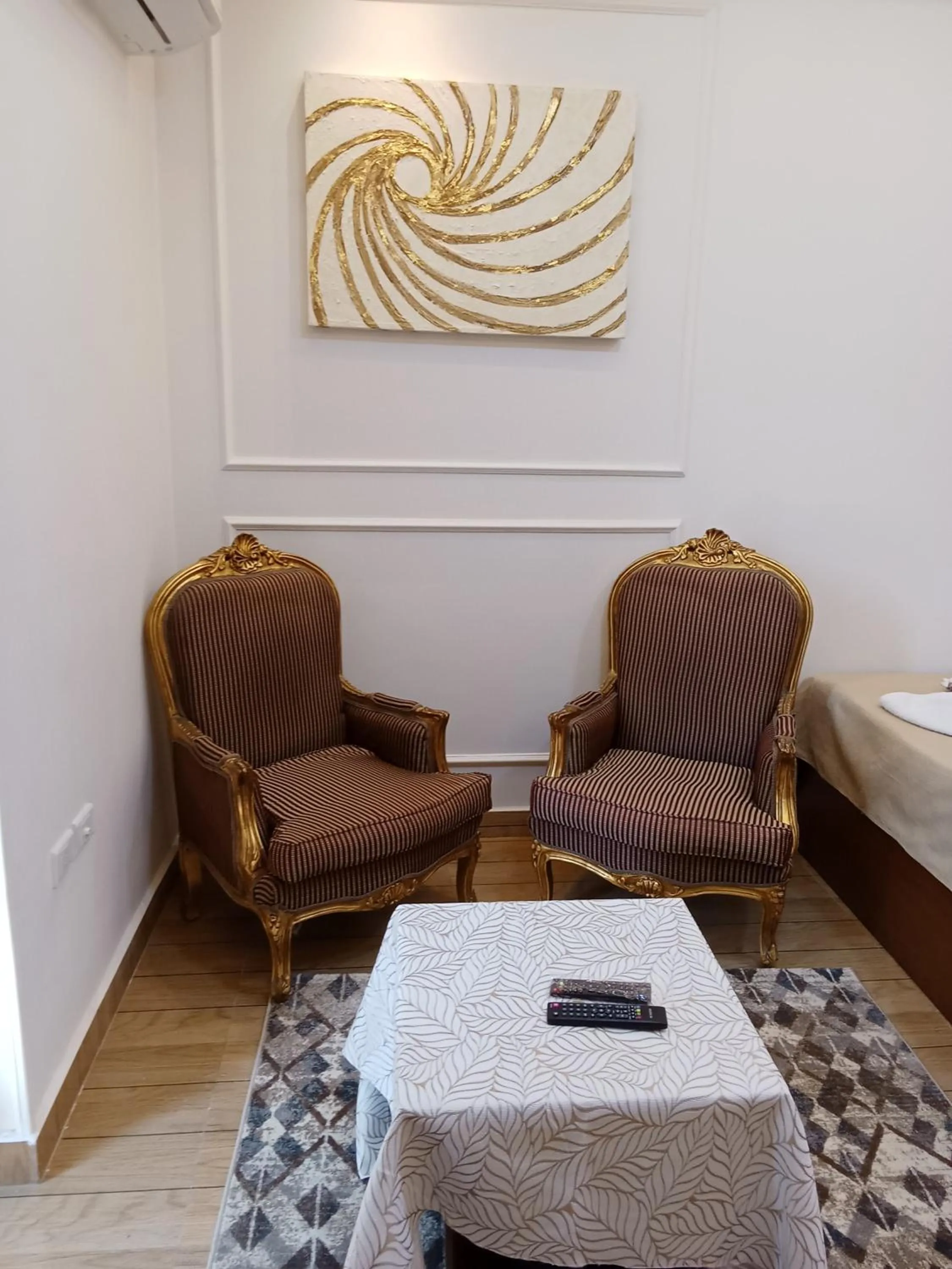 Seating area in New Panorama Inn