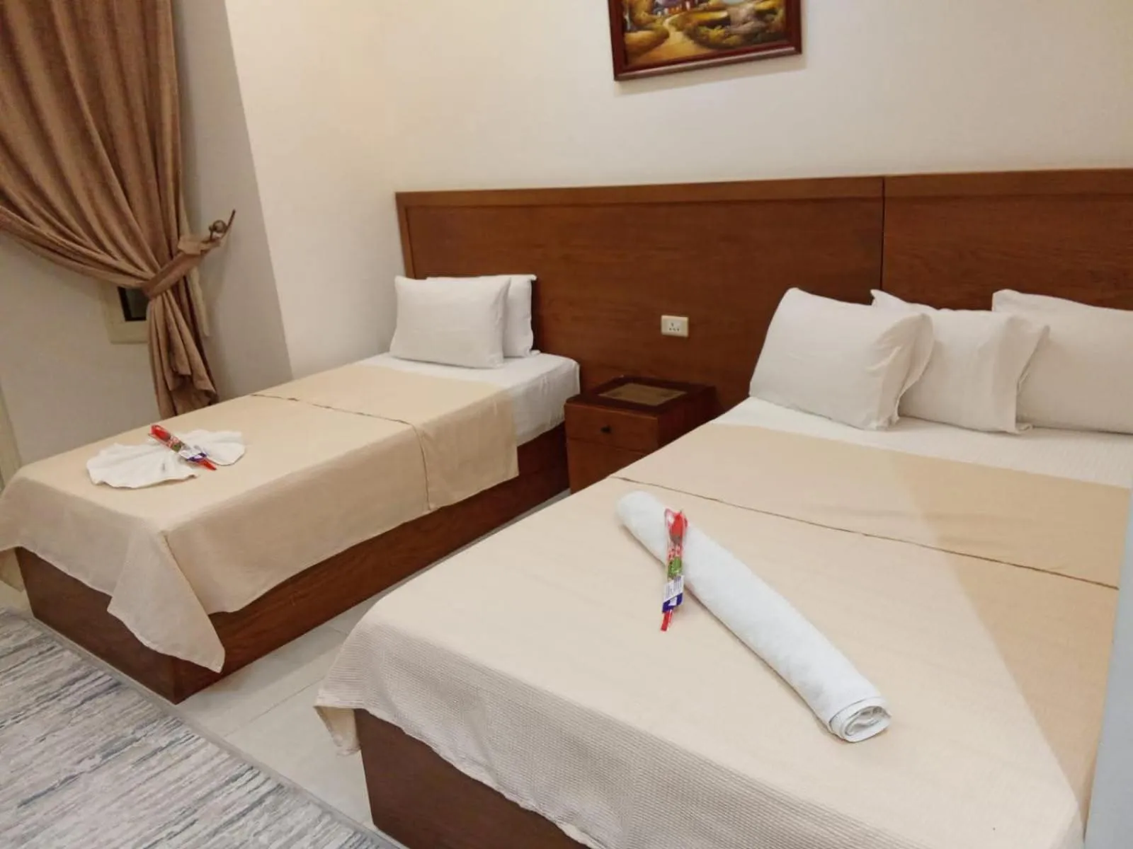 Photo of the whole room, Bed in New Panorama Inn