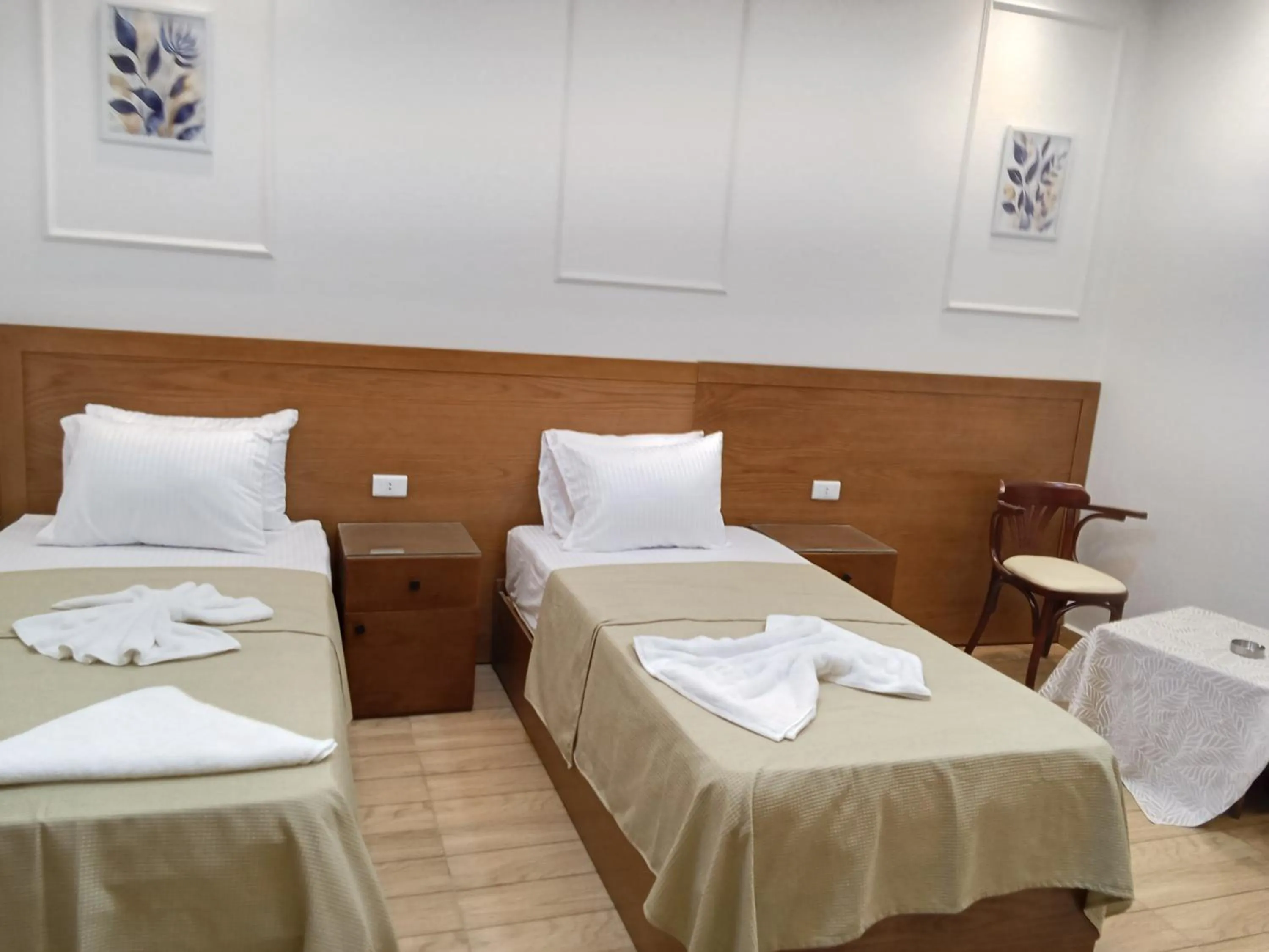 Photo of the whole room, Bed in New Panorama Inn