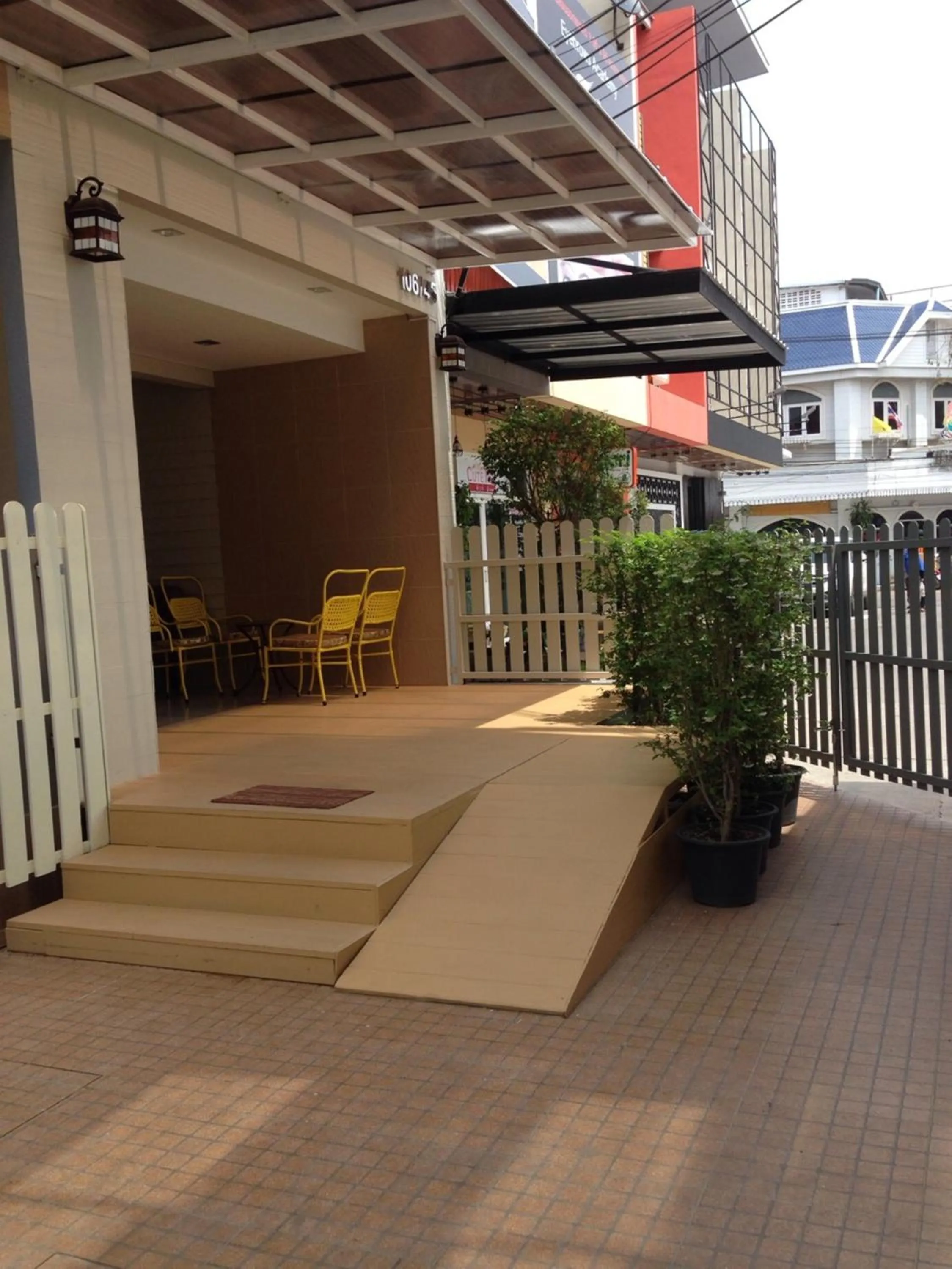 Facade/entrance in Prajaktra City Hostel