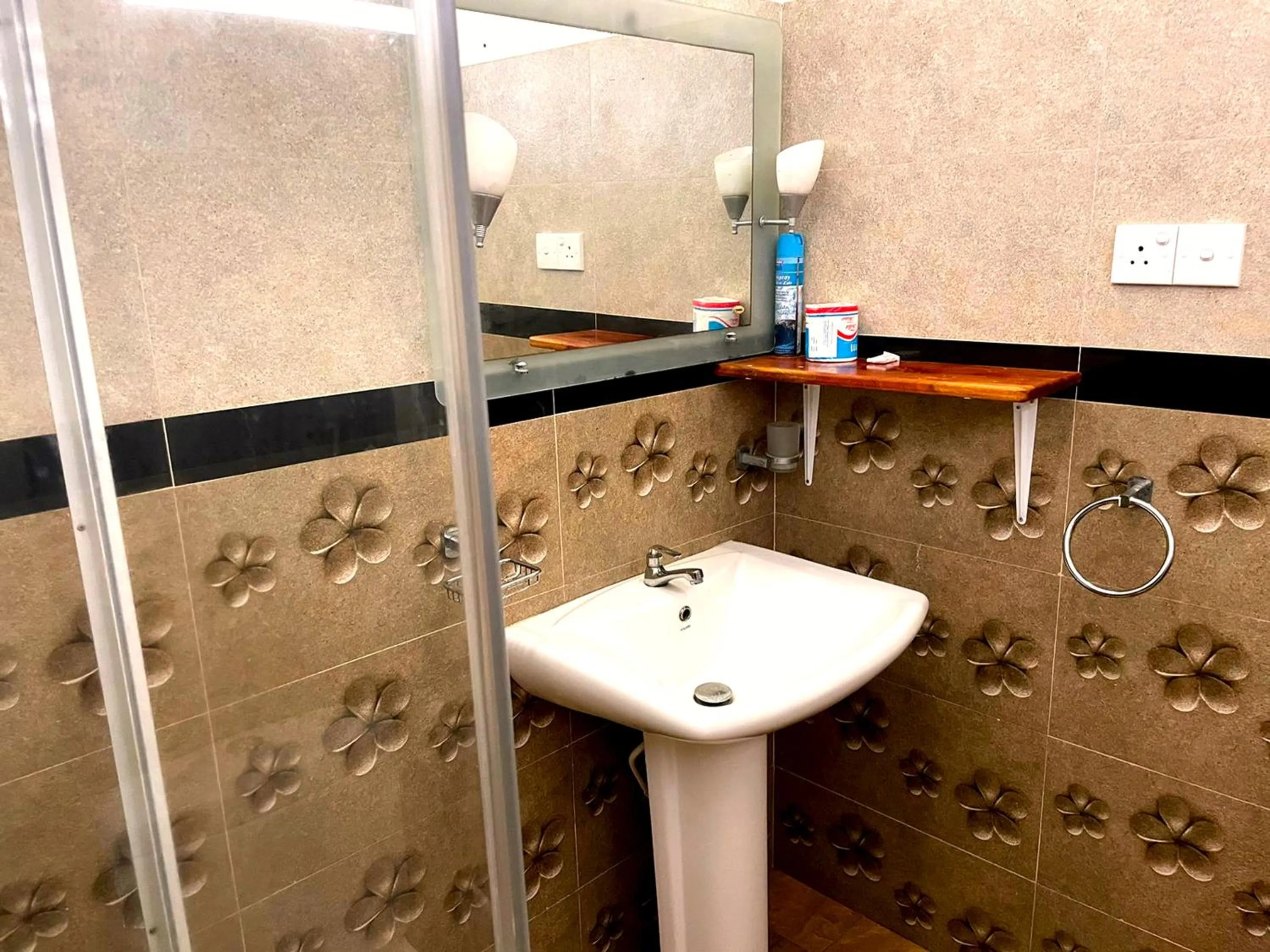 Bathroom in La Safari Inn Tissamaharama