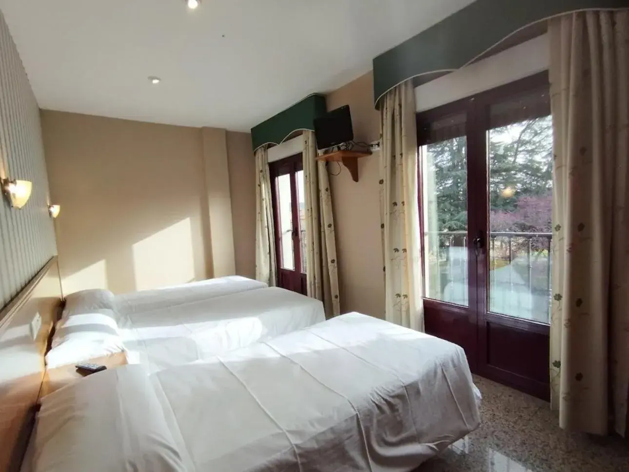 Triple Room with Private Bathroom in Hospedería Puerta de la Catedral Triple Room with Private Bathroom in Hospedería Puerta de la Catedral