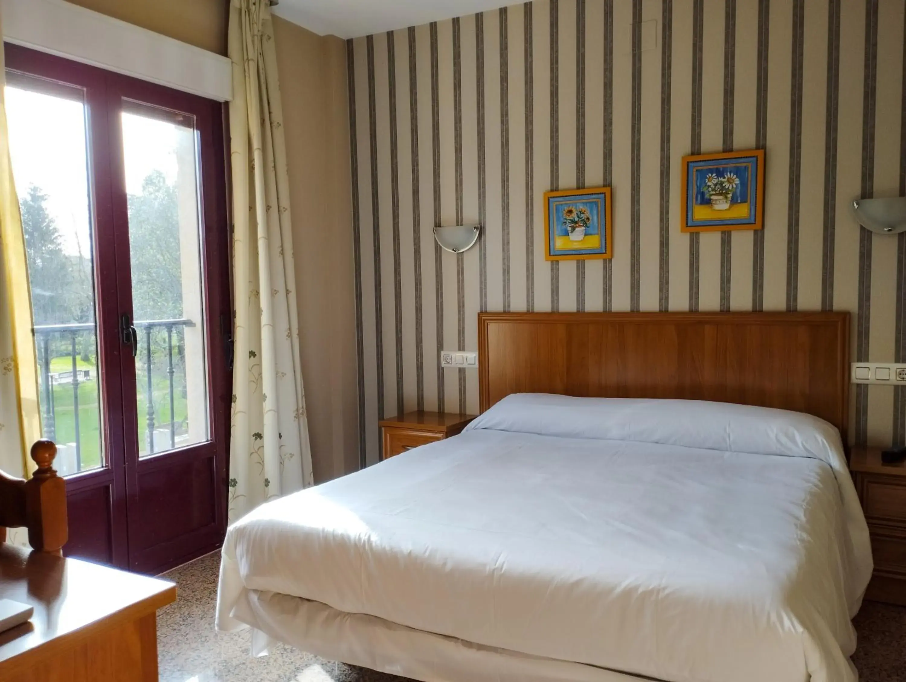 Double Room with Air Conditioning and Private Bathroom - single occupancy in Hospedería Puerta de la Catedral Double Room with Air Conditioning and Private Bathroom - single occupancy in Hospedería Puerta de la Catedral