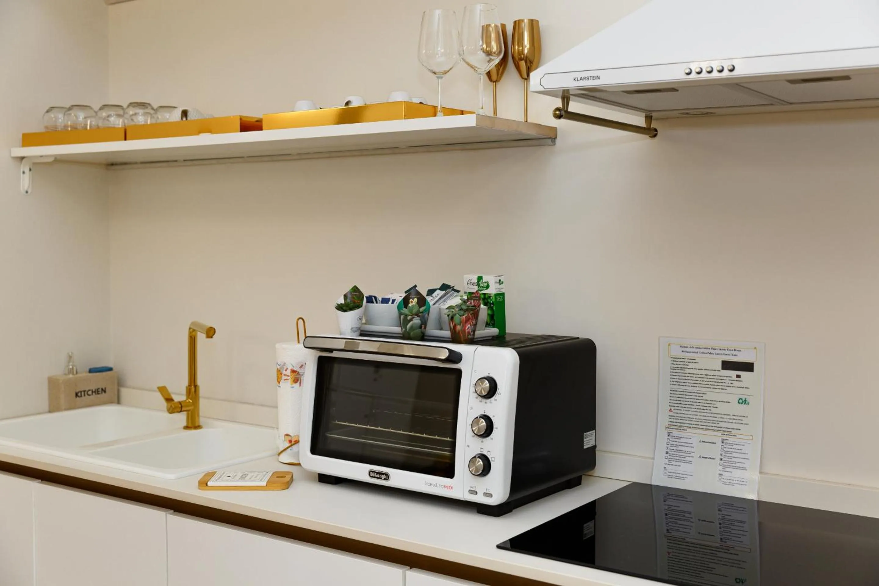 Kitchen or kitchenette in Golden Palace Luxury Guest House
