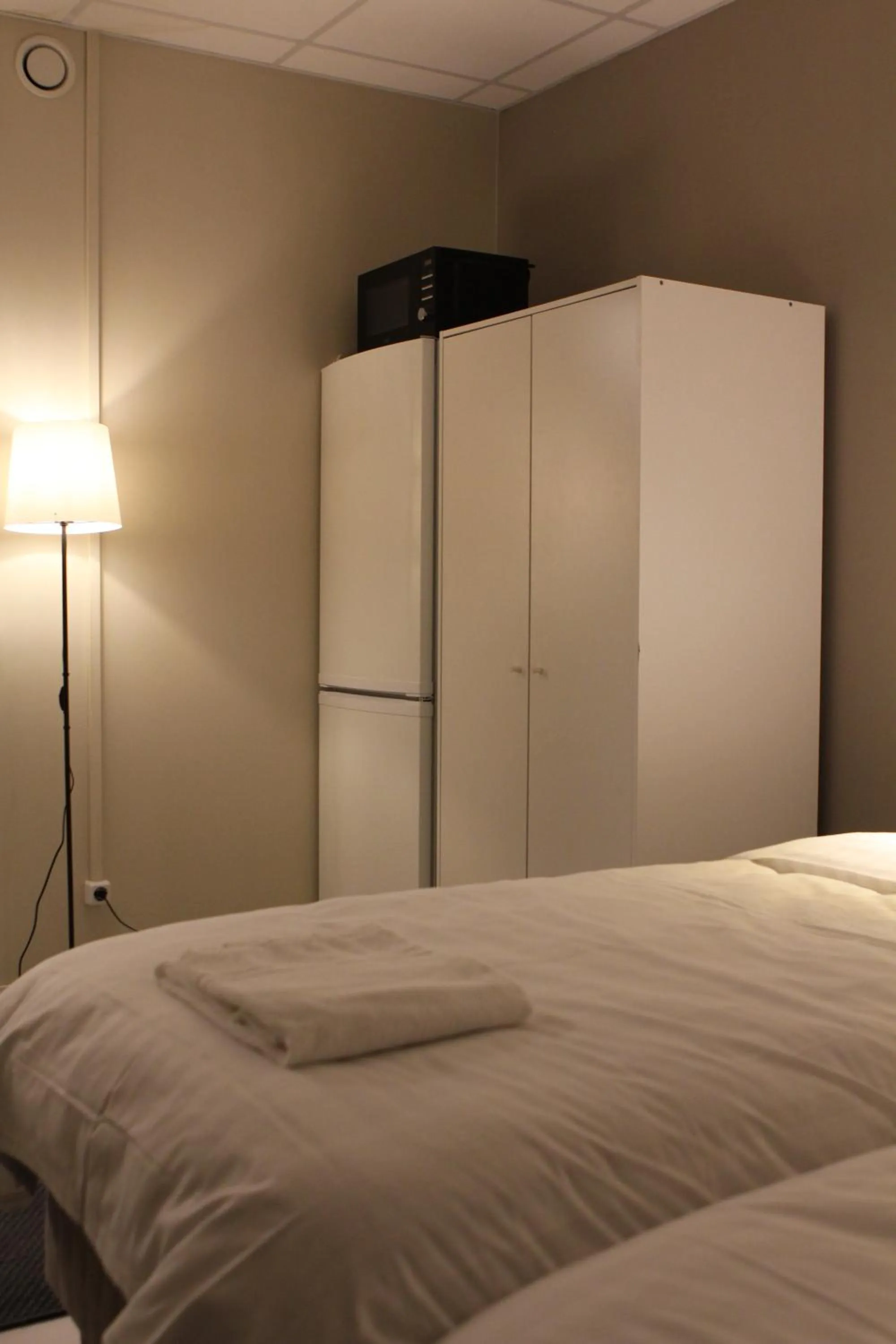 wardrobe, Bed in Hotell Bromma