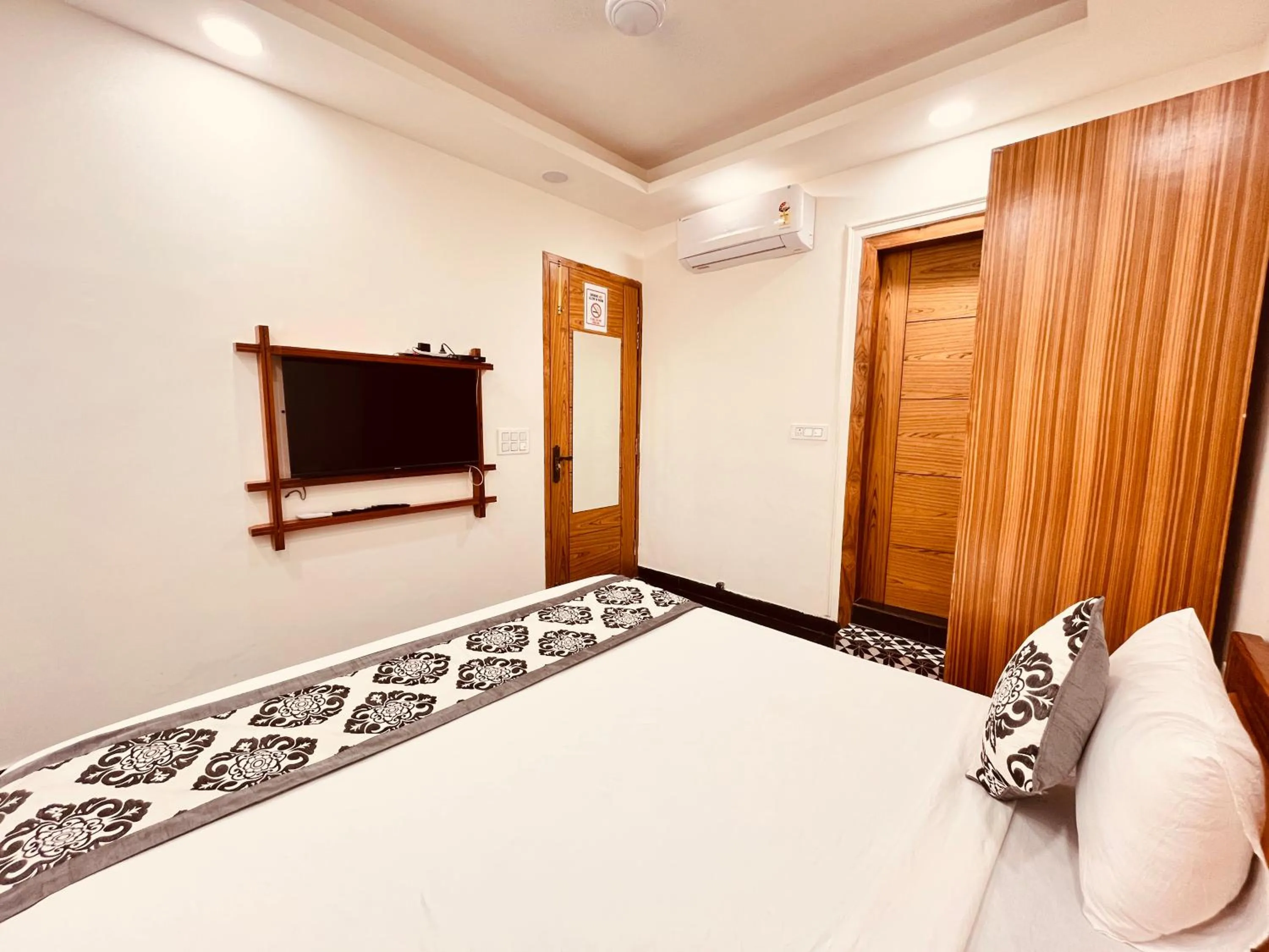Bed in South INN near AIIMS Hospital Green Park South Delhi