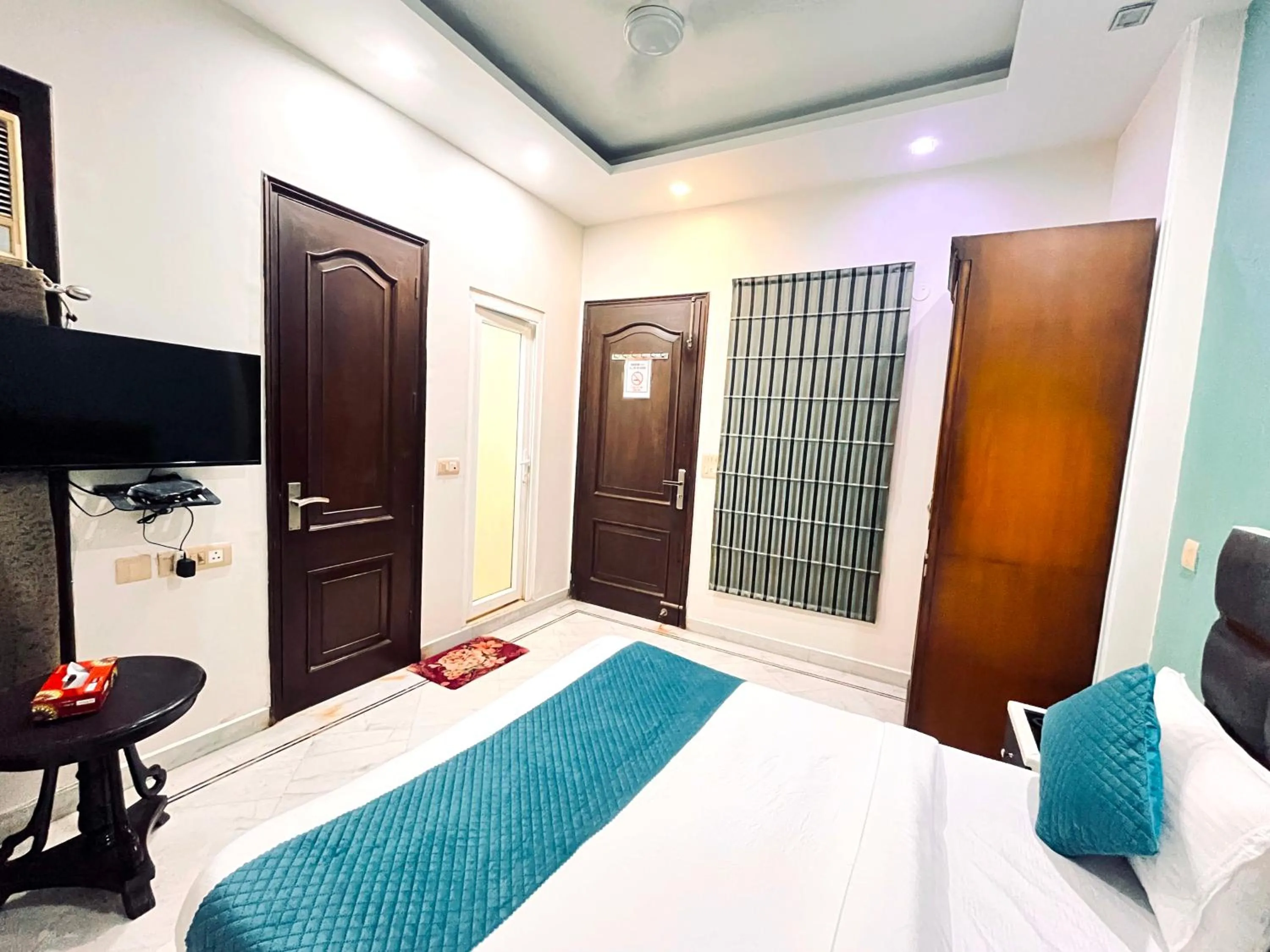 Communal lounge/ TV room, Bed in South INN near AIIMS Hospital Green Park South Delhi