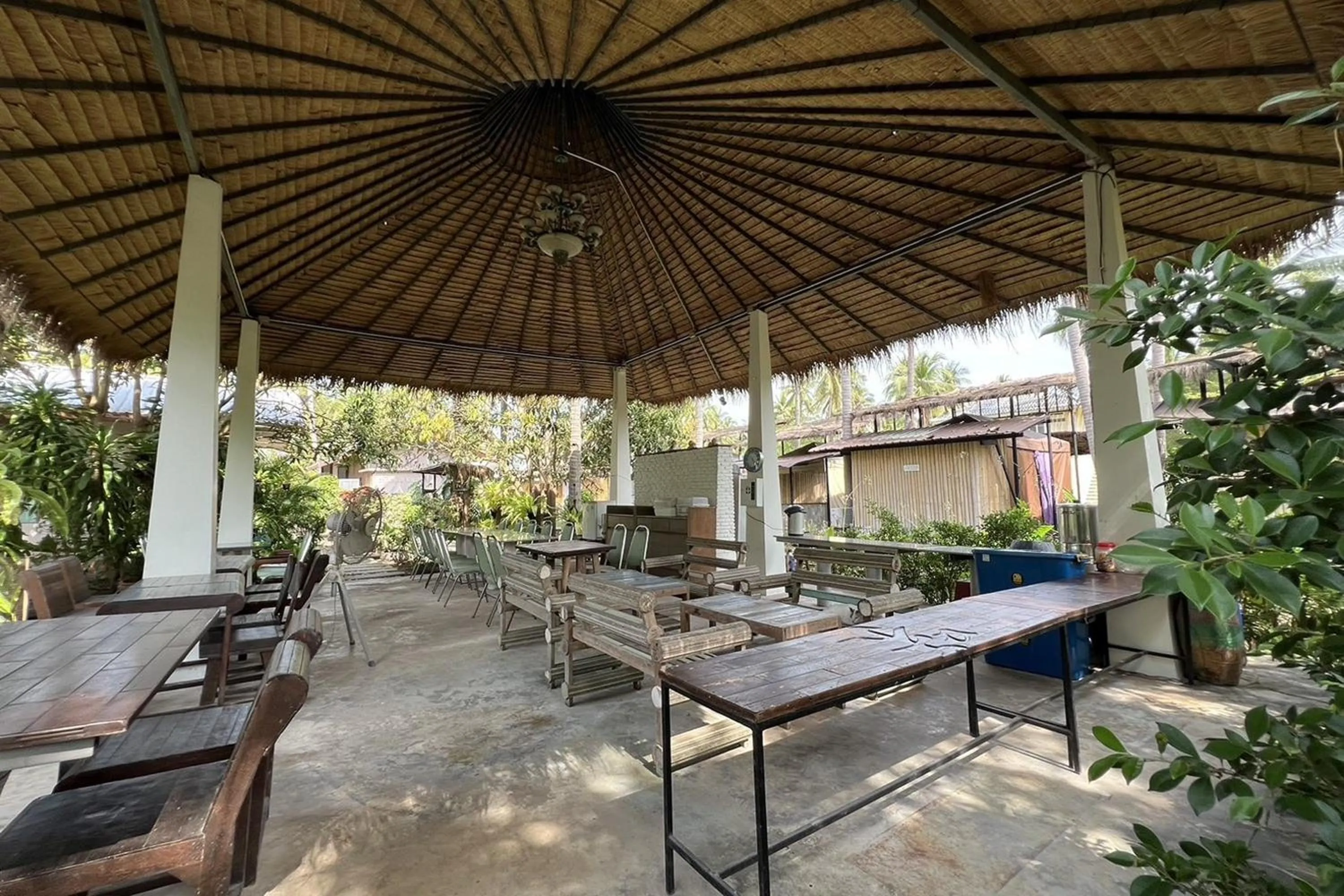 Restaurant/places to eat in Kalacanal resort