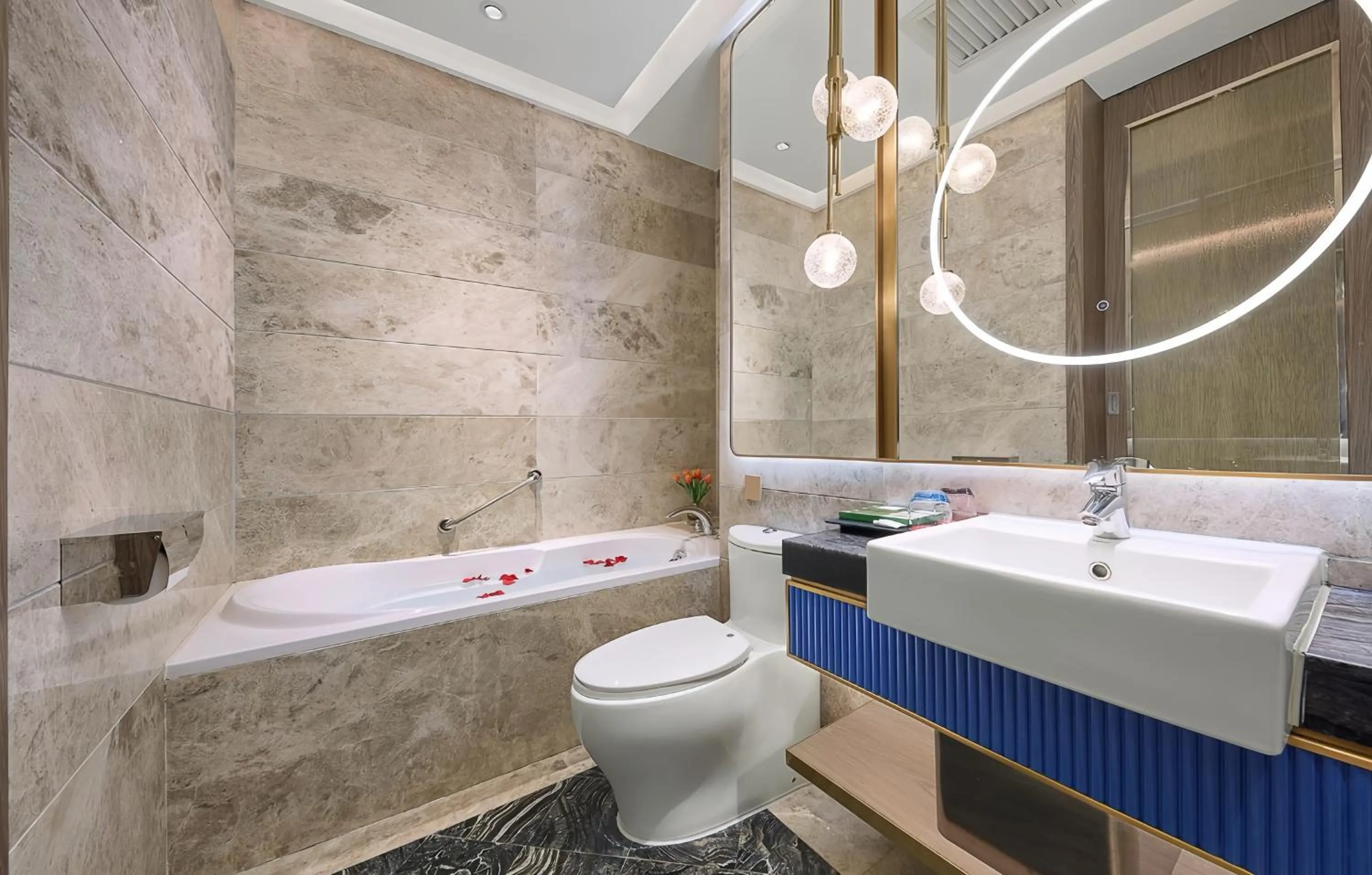 Toilet in Echarm plus International Hotel Guangzhou Changgang Metro Station Branch - Free Shuttle Bus to Canton Fair Complex During Canton Fair Period