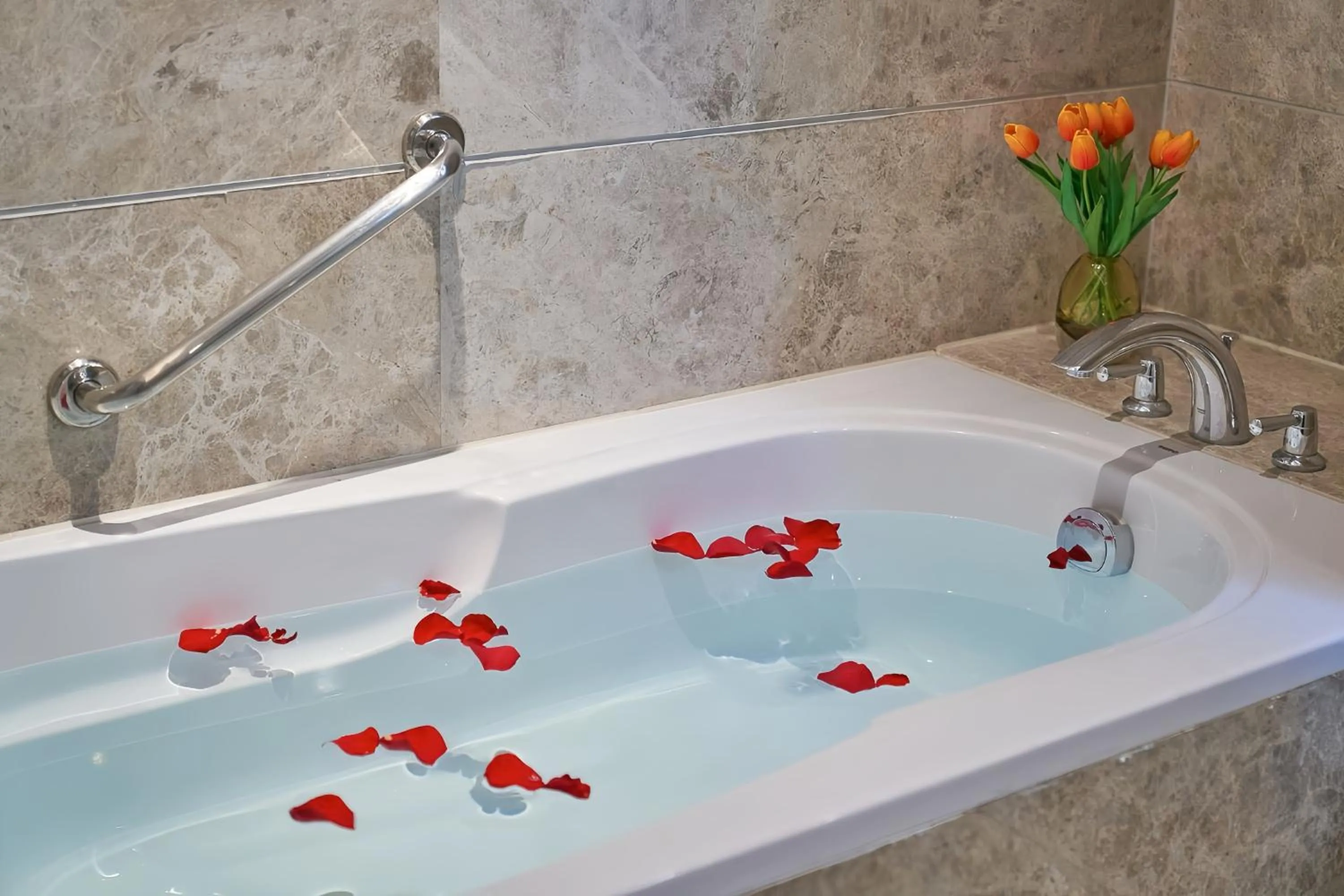 Bathroom in Echarm plus International Hotel Guangzhou Changgang Metro Station Branch - Free Shuttle Bus to Canton Fair Complex During Canton Fair Period