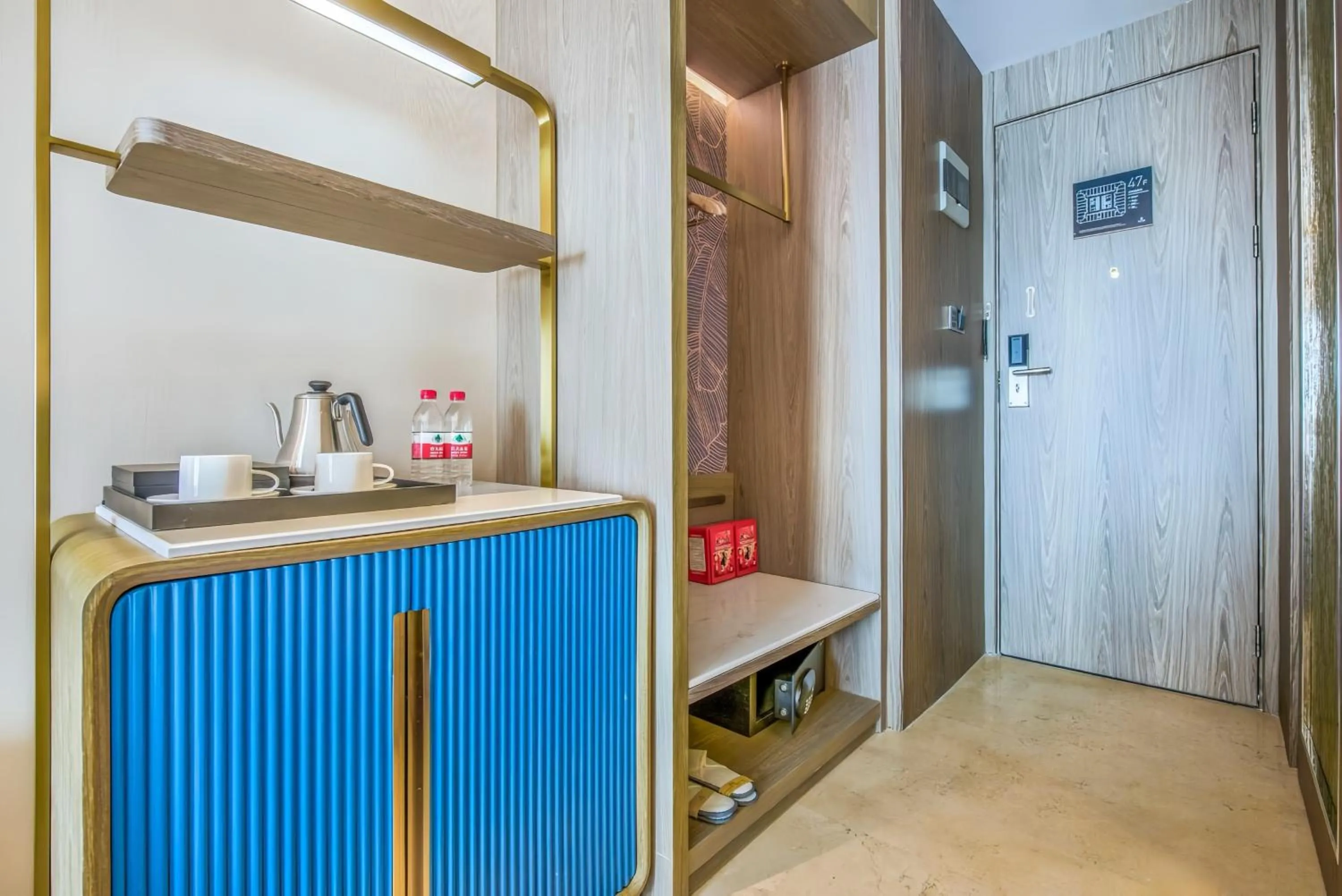 wardrobe in Echarm plus International Hotel Guangzhou Changgang Metro Station Branch - Free Shuttle Bus to Canton Fair Complex During Canton Fair Period