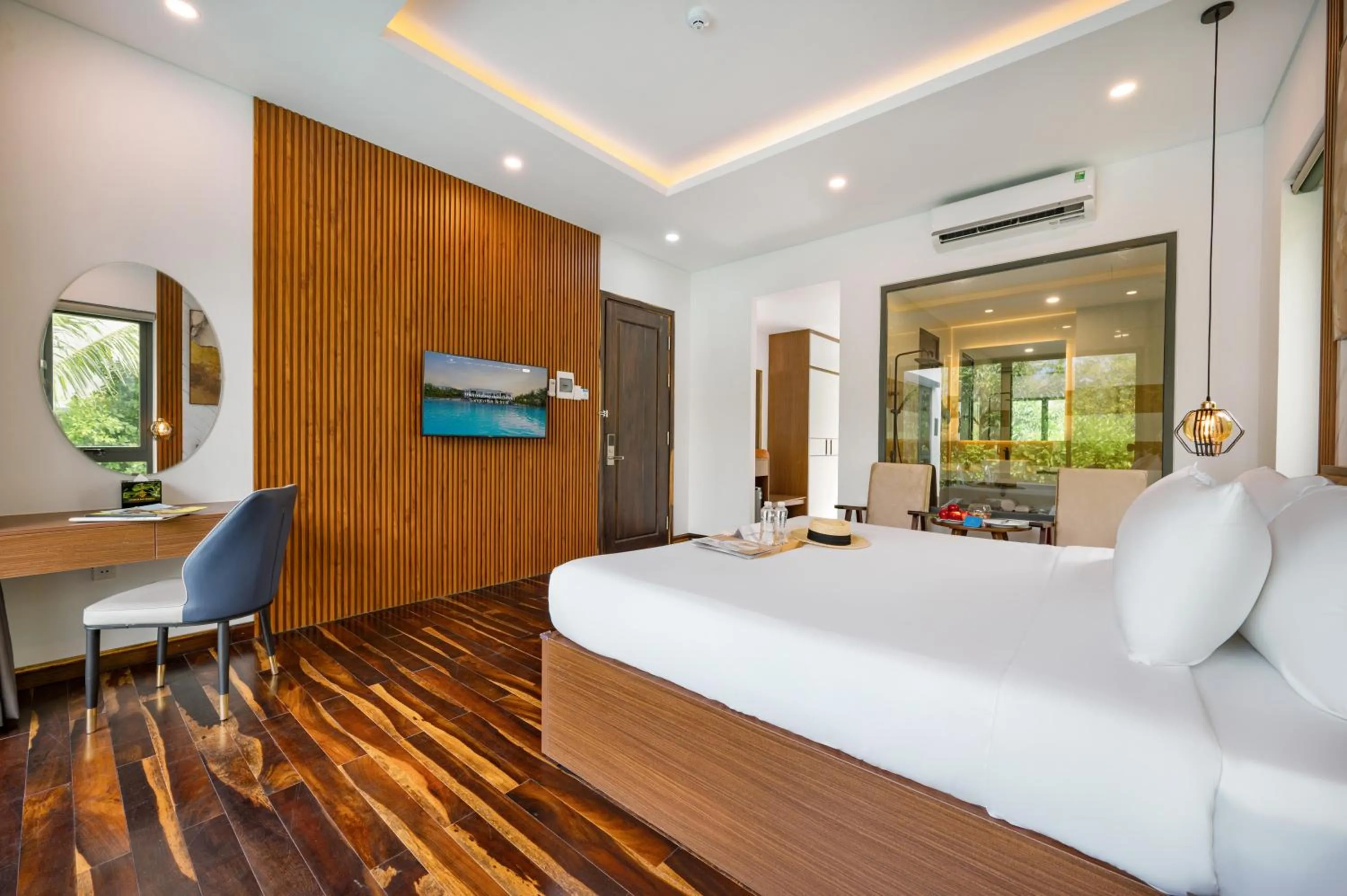 Living room, Bed in Langco Bay Retreat