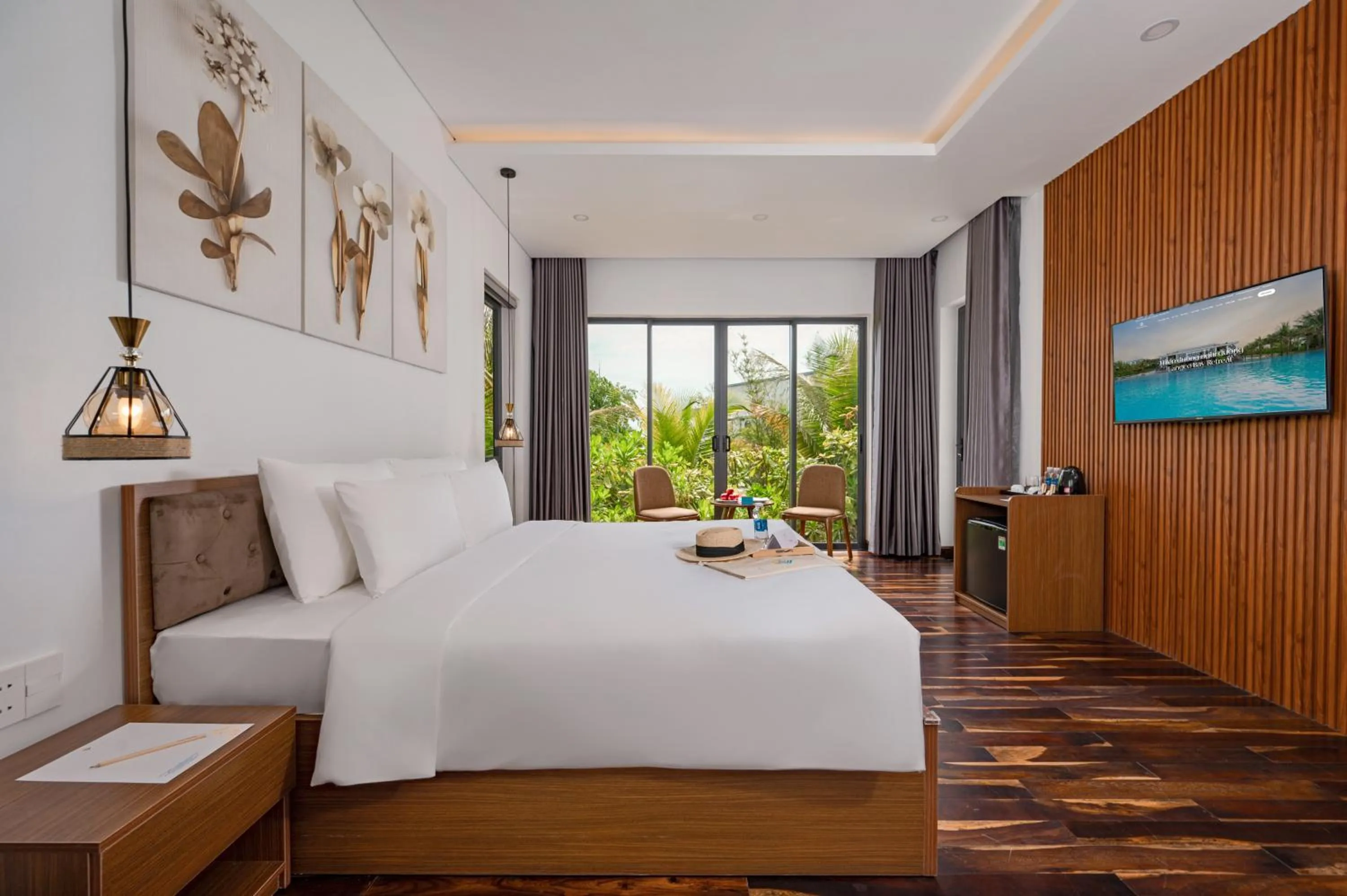 Living room, Bed in Langco Bay Retreat