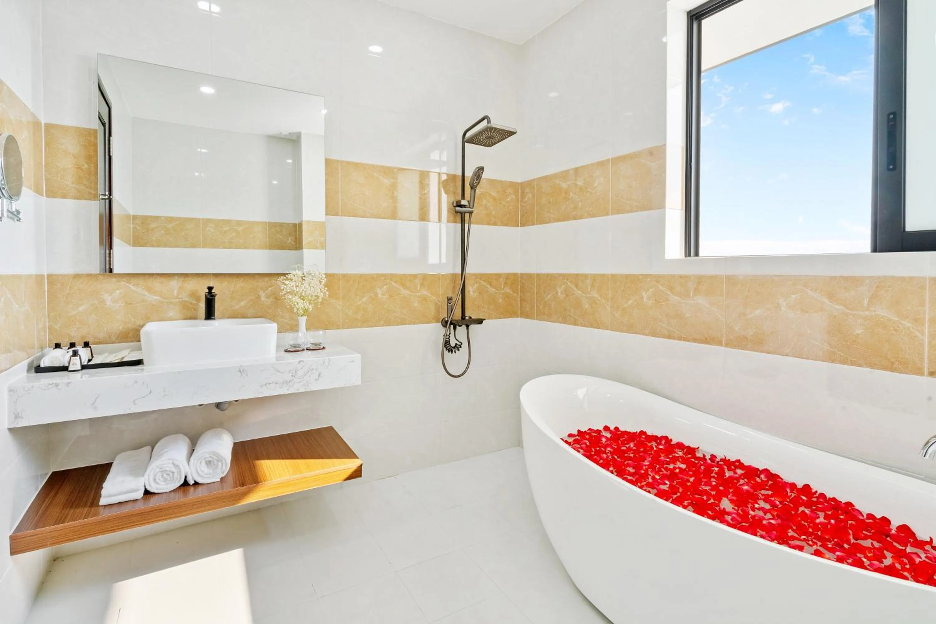 Shower in Langco Bay Retreat