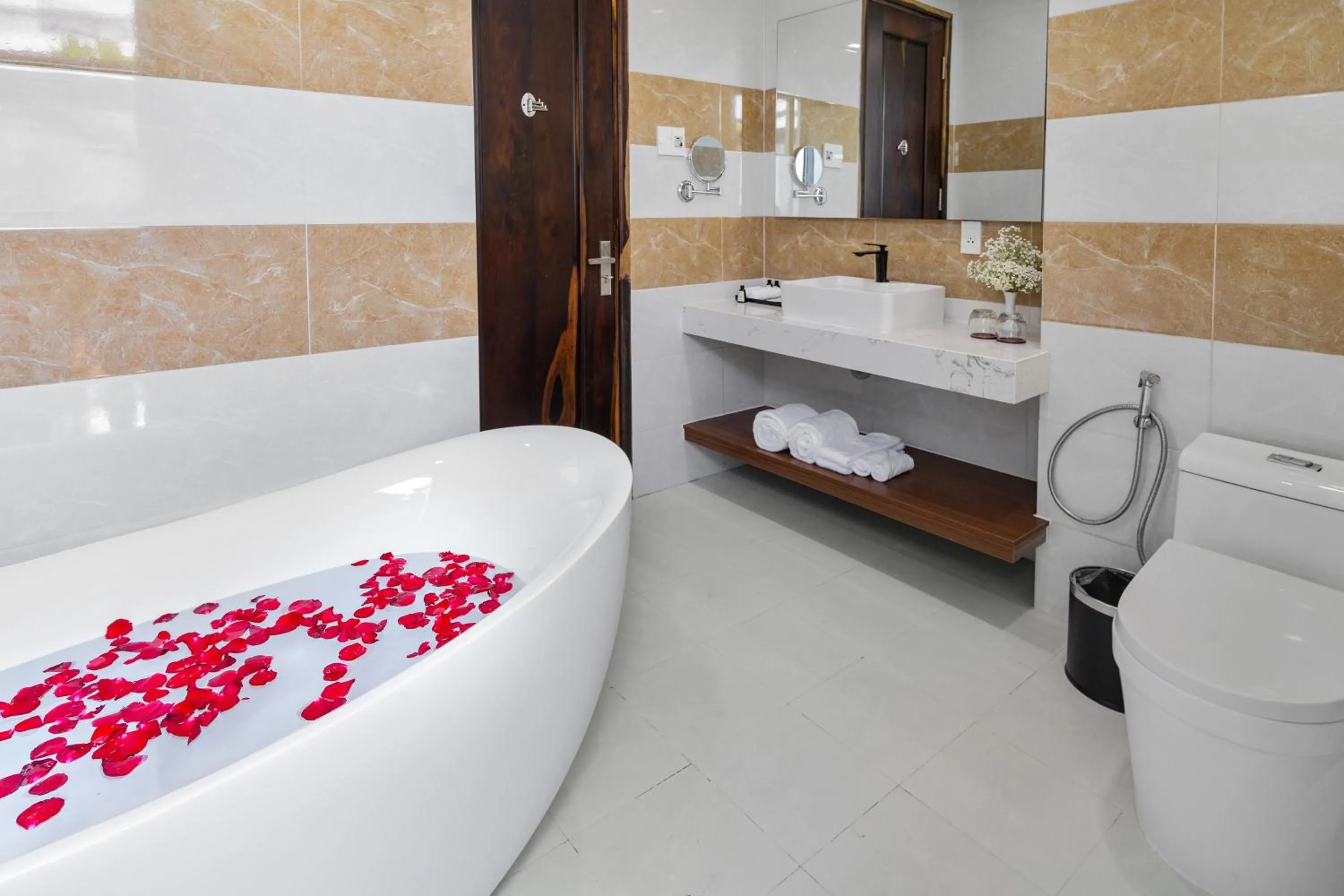 Toilet in Langco Bay Retreat