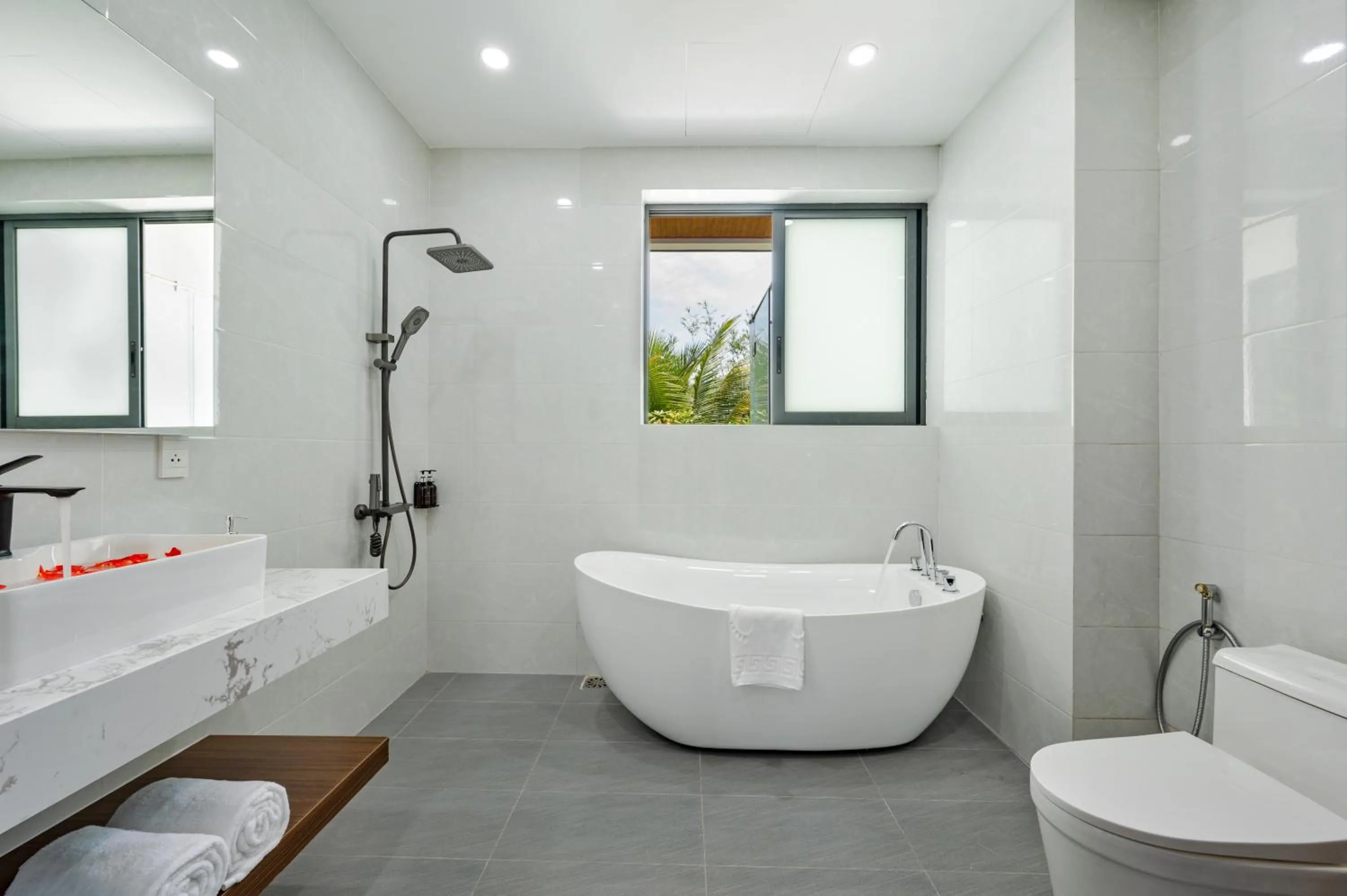 Shower in Langco Bay Retreat