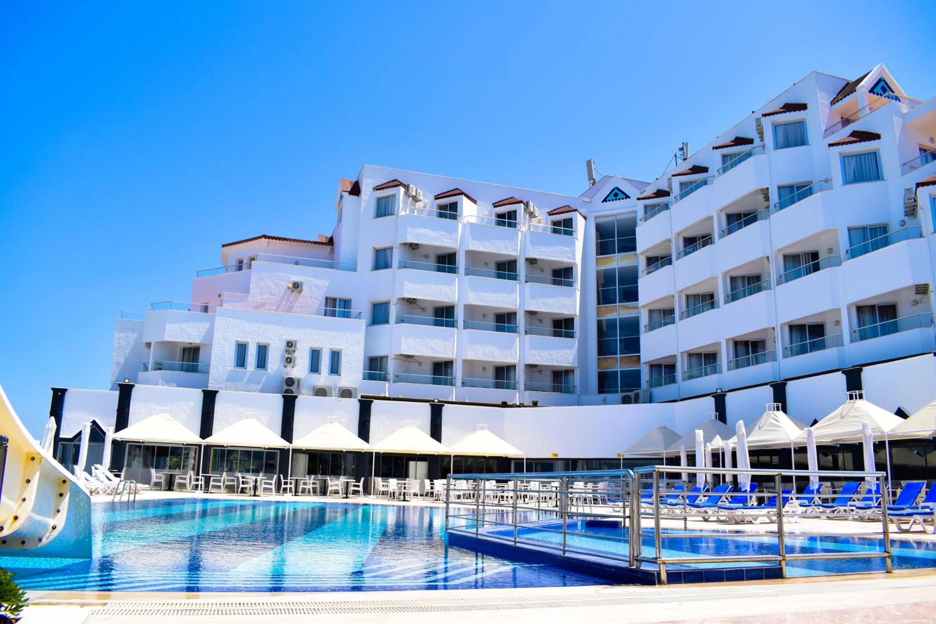 Property building in Roseira Beach Resort