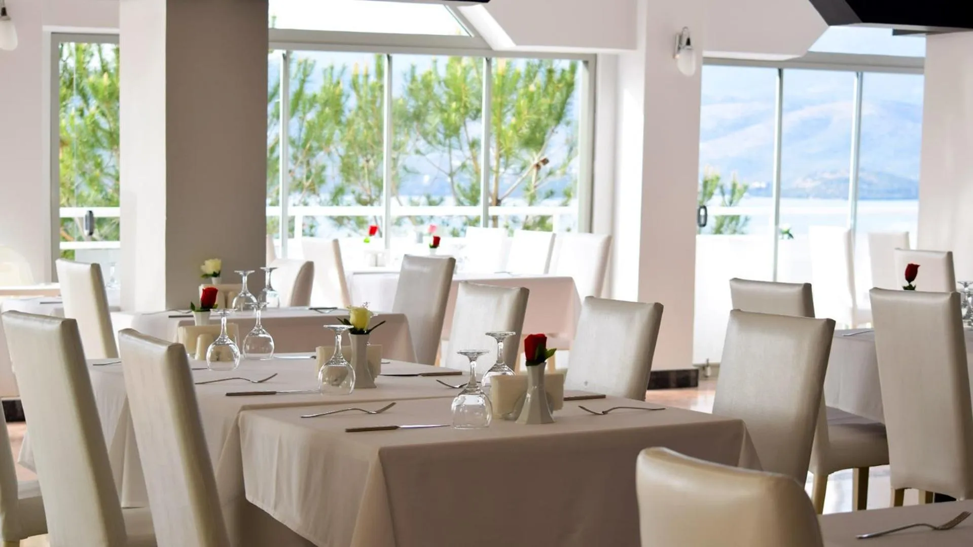 Restaurant/places to eat in Roseira Beach Resort