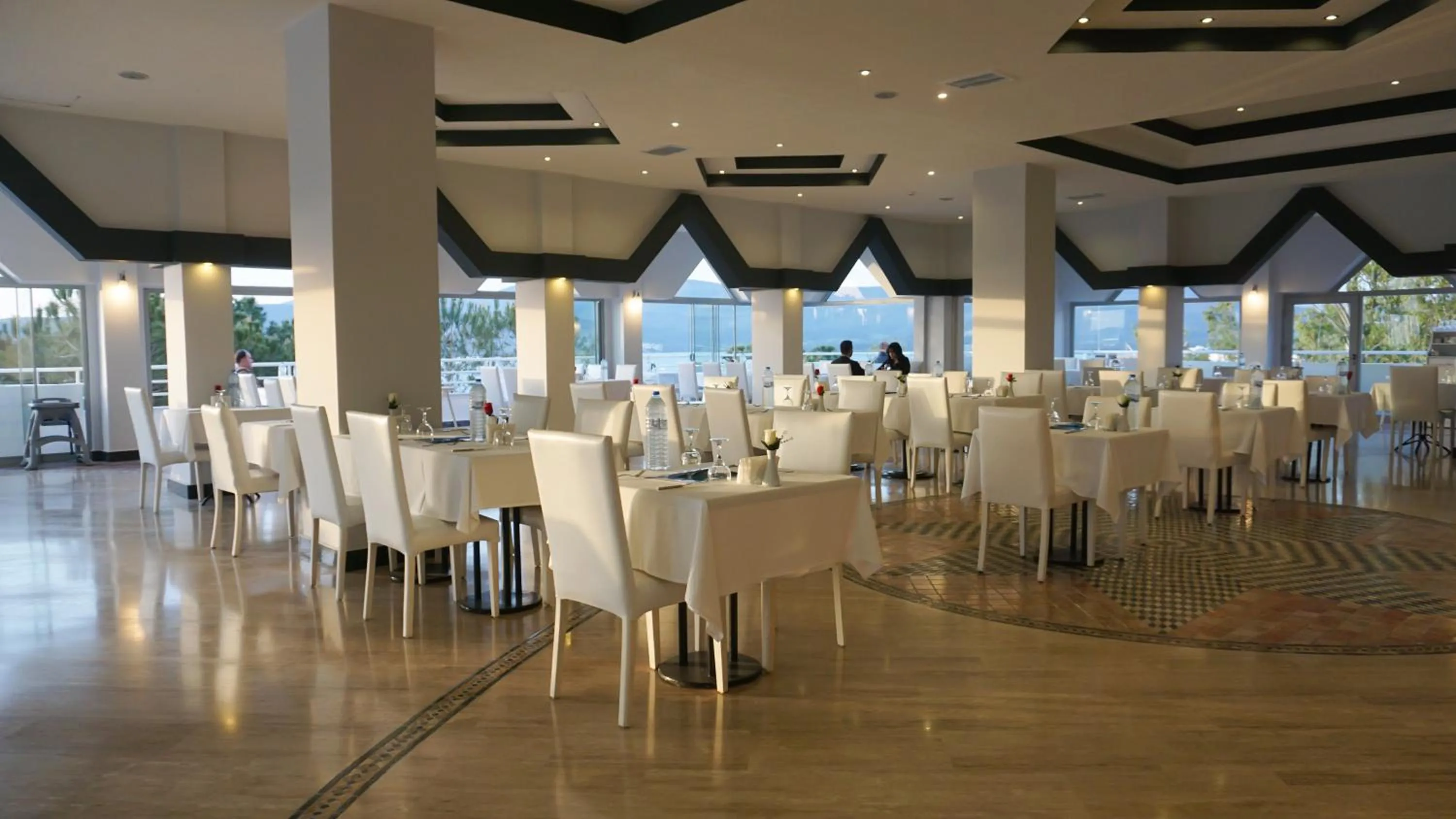 Restaurant/places to eat in Roseira Beach Resort